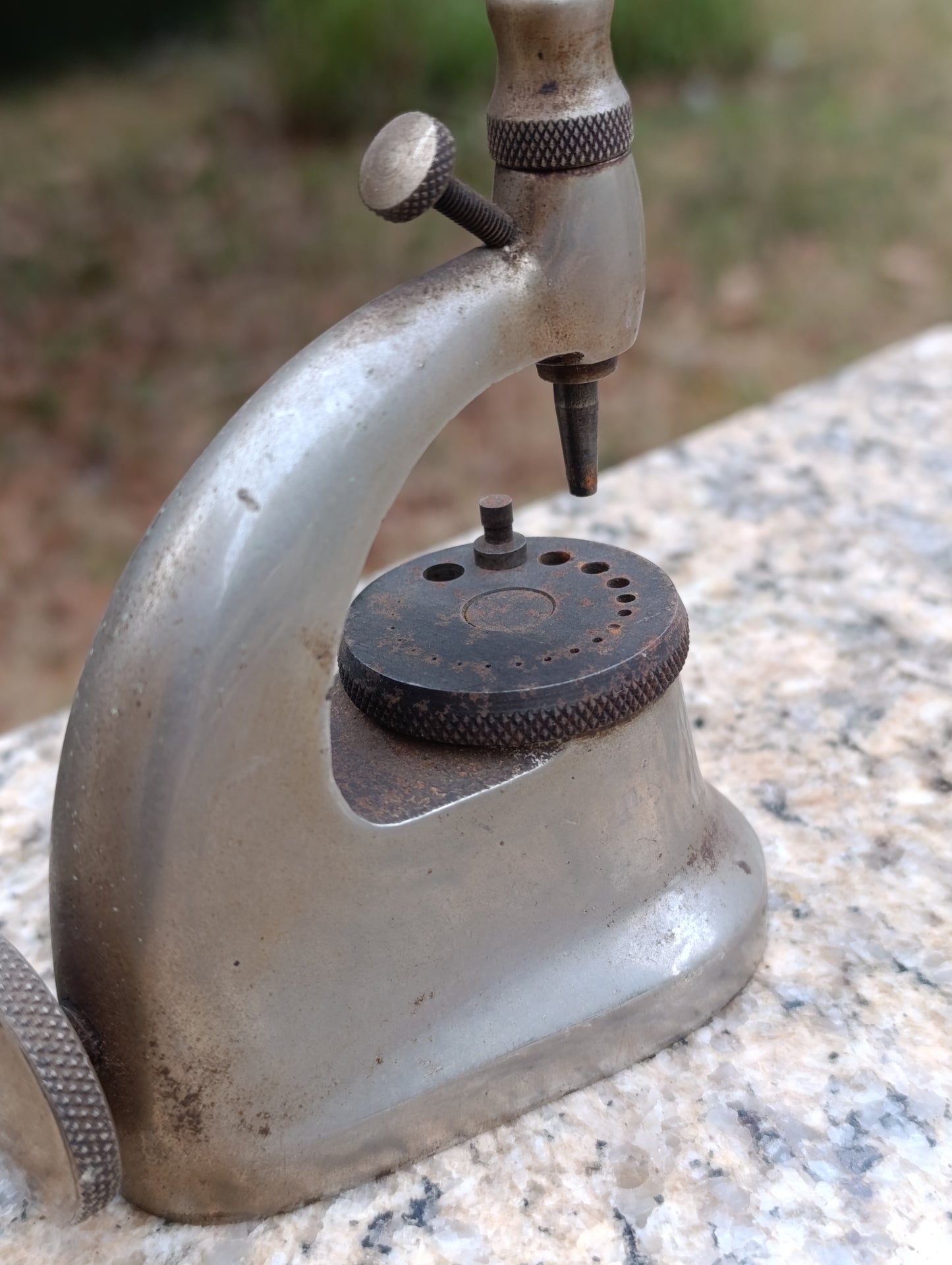 Ancienne potence d’horloger à river et chasser – FAVOR Switzerland – outil professionnel