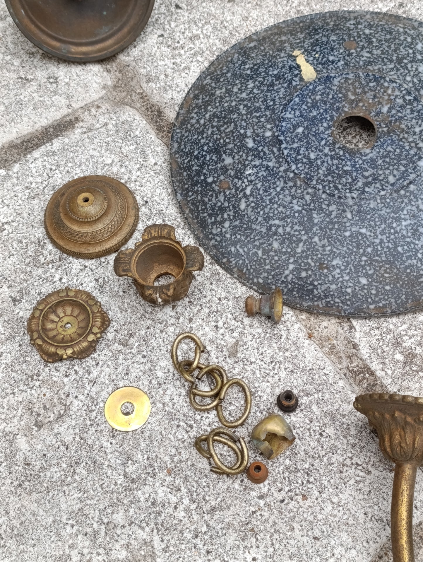 Lot de pièces détachées pour luminaires anciens – laiton, verre, coupelles et bras