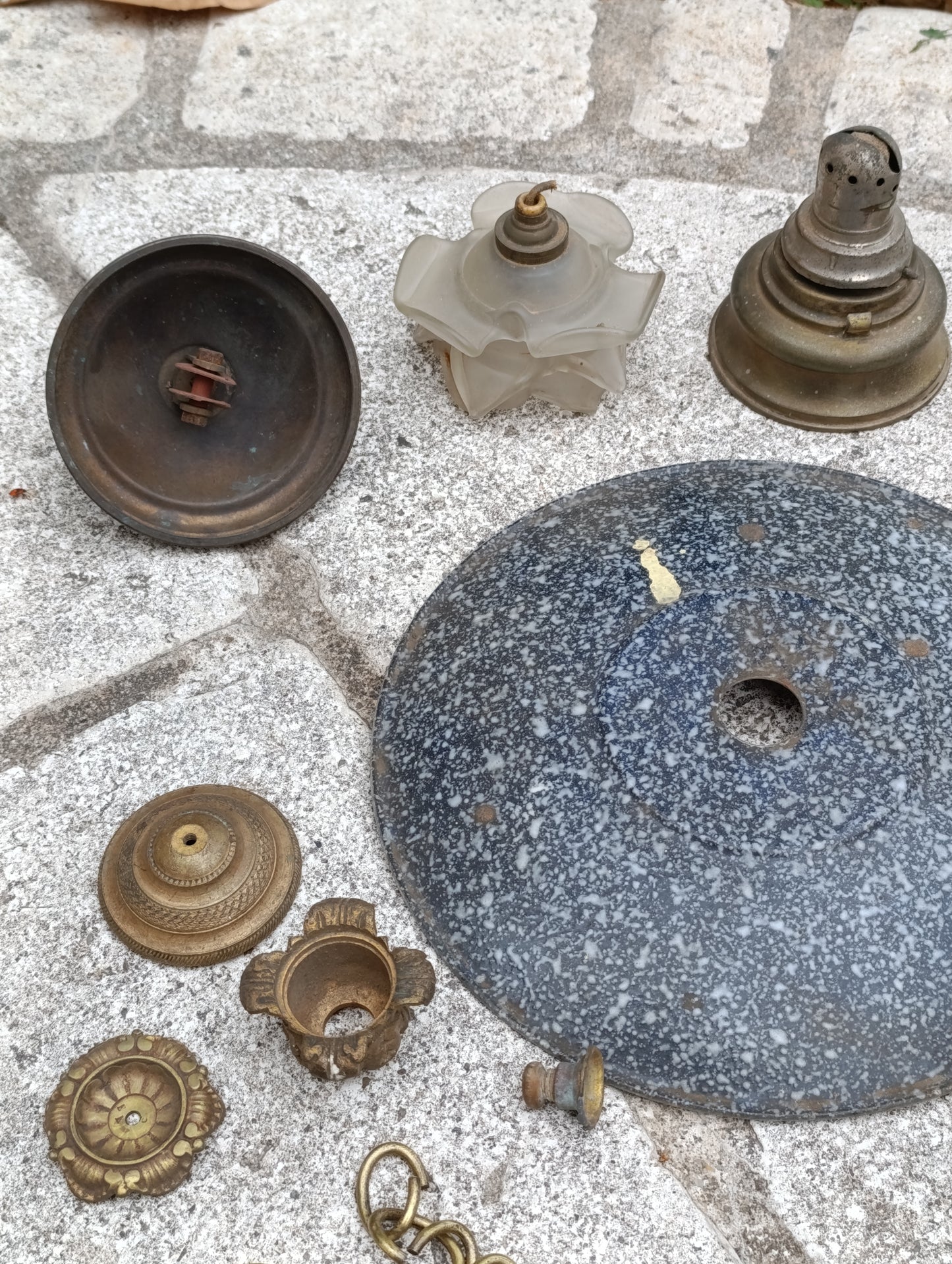 Lot de pièces détachées pour luminaires anciens – laiton, verre, coupelles et bras