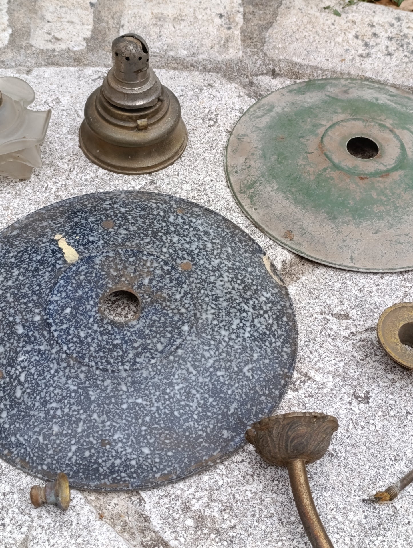 Lot de pièces détachées pour luminaires anciens – laiton, verre, coupelles et bras