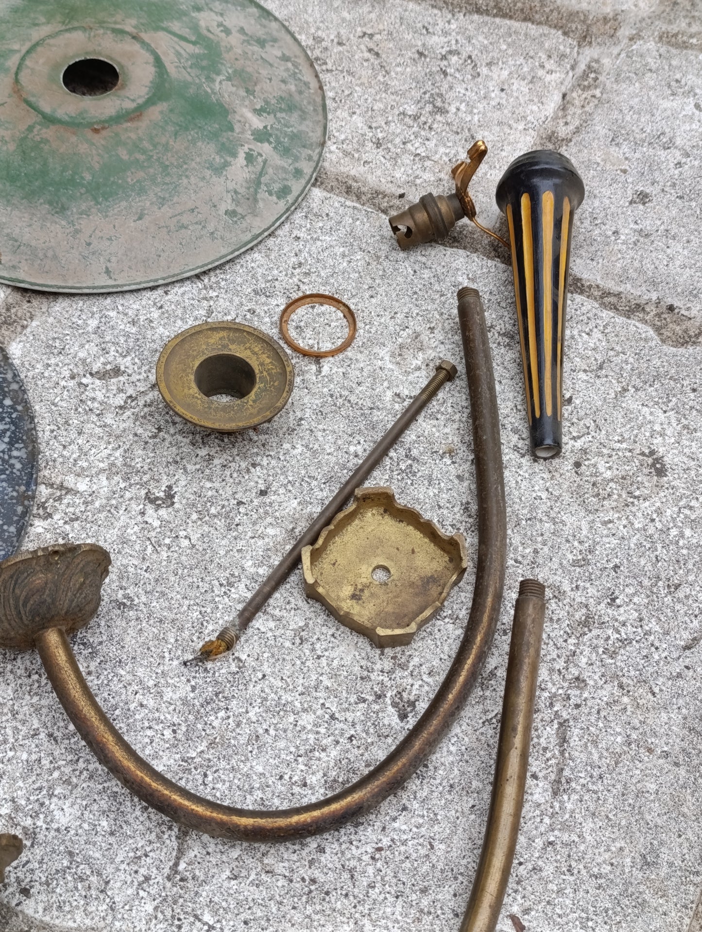 Lot de pièces détachées pour luminaires anciens – laiton, verre, coupelles et bras