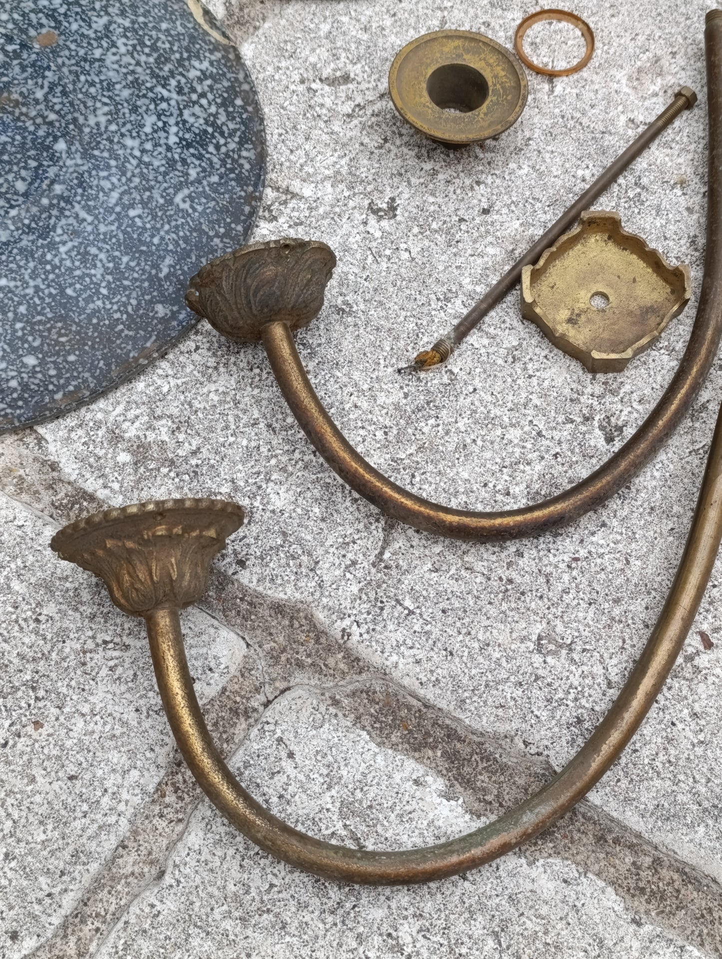 Lot de pièces détachées pour luminaires anciens – laiton, verre, coupelles et bras