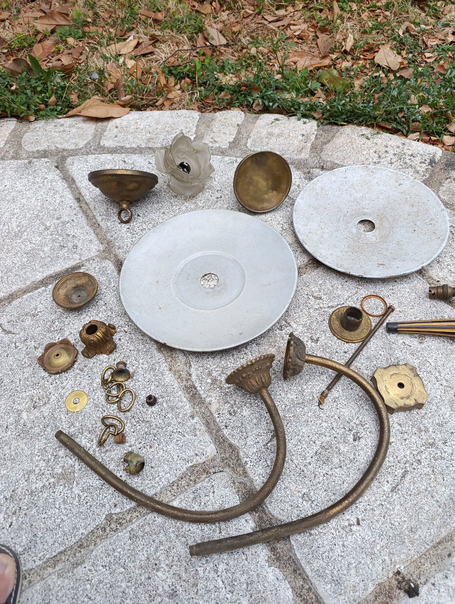 Lot de pièces détachées pour luminaires anciens – laiton, verre, coupelles et bras
