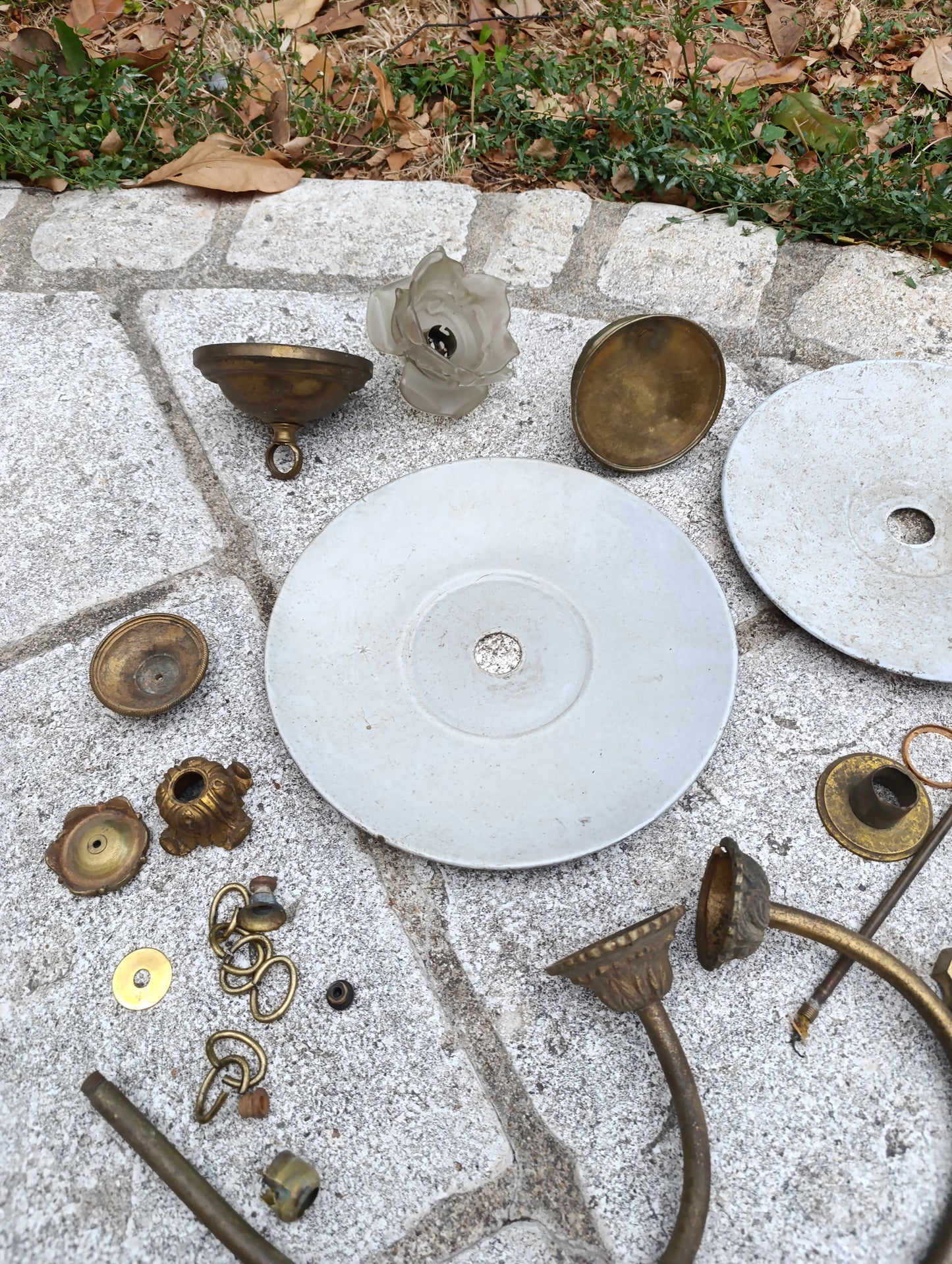Lot de pièces détachées pour luminaires anciens – laiton, verre, coupelles et bras