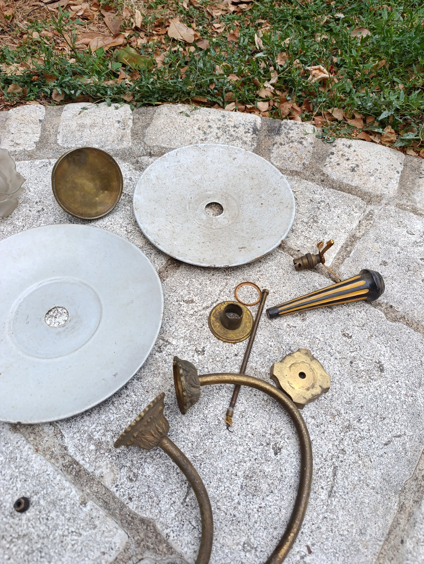 Lot de pièces détachées pour luminaires anciens – laiton, verre, coupelles et bras