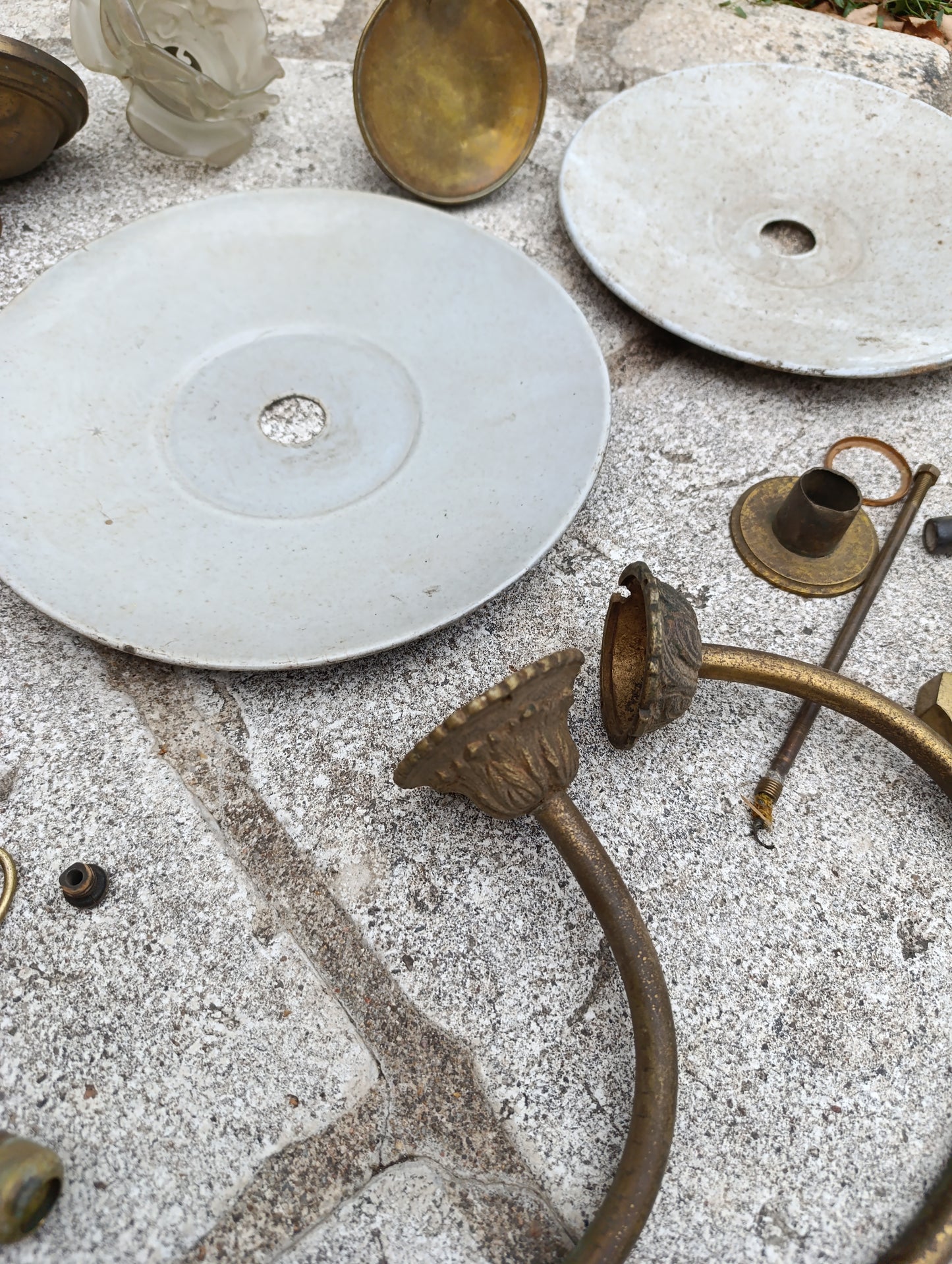 Lot de pièces détachées pour luminaires anciens – laiton, verre, coupelles et bras