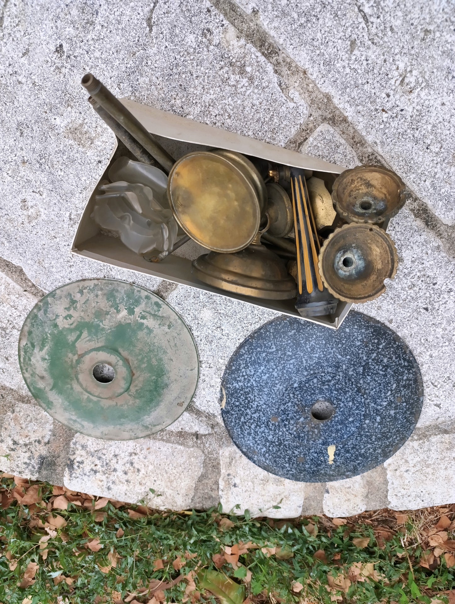 Lot de pièces détachées pour luminaires anciens – laiton, verre, coupelles et bras