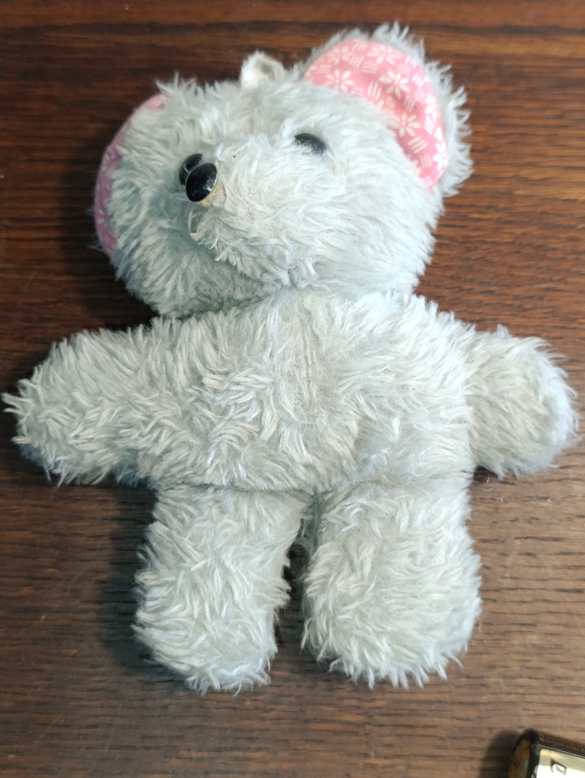 Peluche souris grise vintage aux oreilles roses fleuries