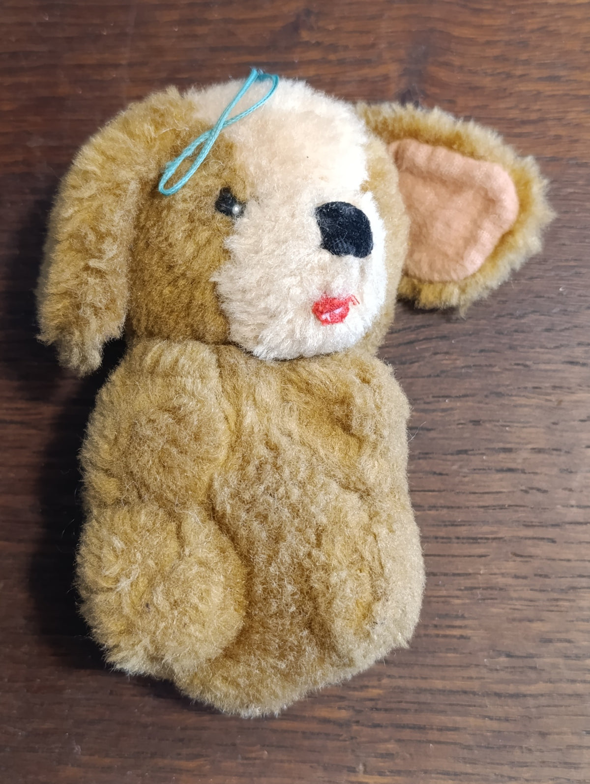 Petit chien en peluche vintage brun et crème à suspendre