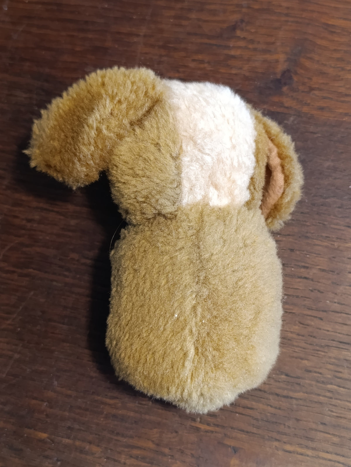Petit chien en peluche vintage brun et crème à suspendre