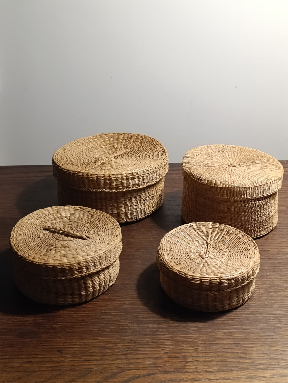 Lot couture et mercerie avec quatre boîtes de rangement tressées à couvercles