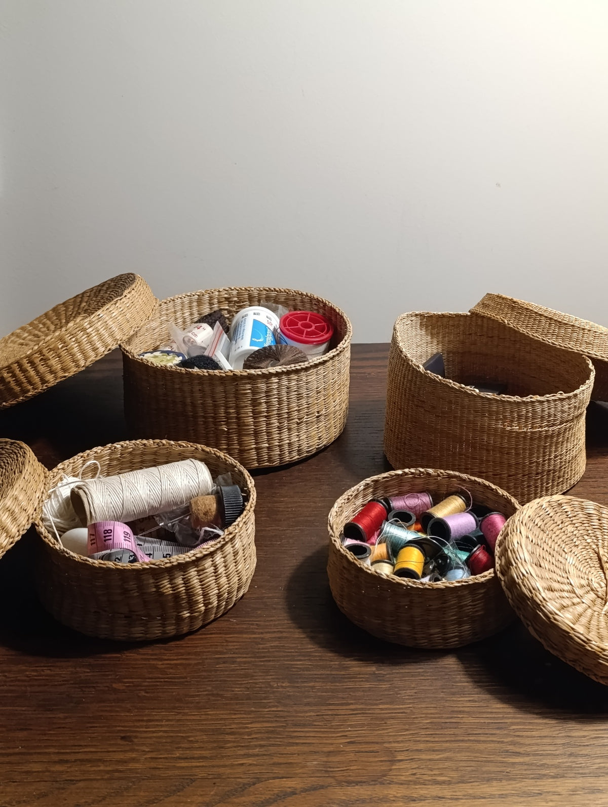 Lot couture et mercerie avec quatre boîtes de rangement tressées à couvercles