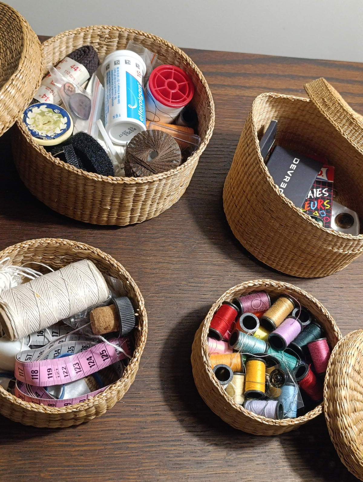 Détail du lot de fils, boutons, mètre ruban et accessoires de mercerie