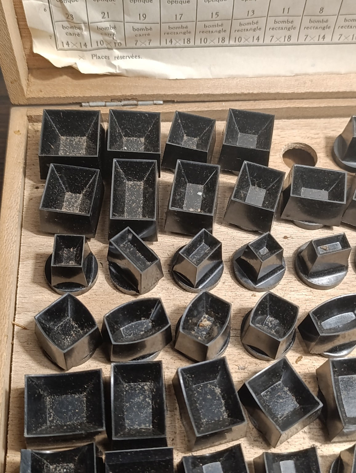 Détail des tasseaux et de leur état dans le coffret ROBUR