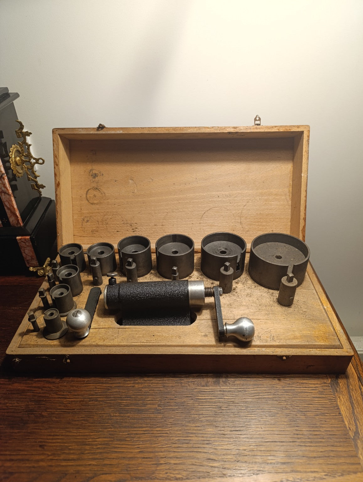 Estrapade d’horloger OH006 en coffret bois, bâti à manivelle et neuf tambours pour ressorts de pendules