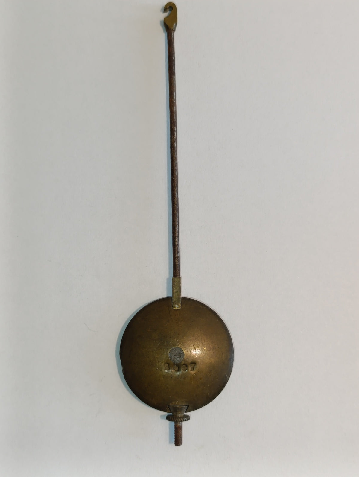 Petit balancier ancien de pendule à lentille ronde et tige métallique