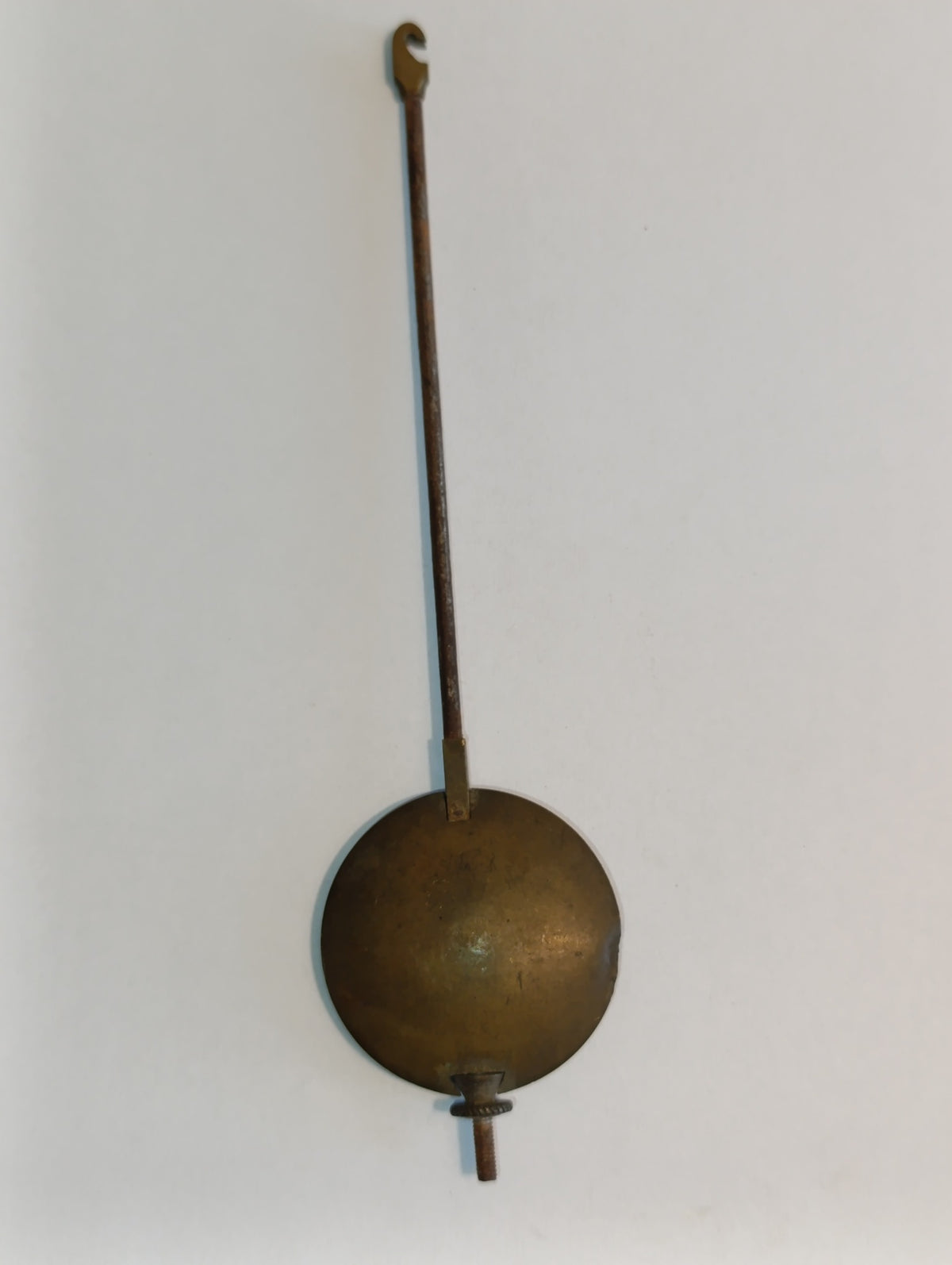 Petit balancier ancien de pendule à lentille ronde et tige métallique