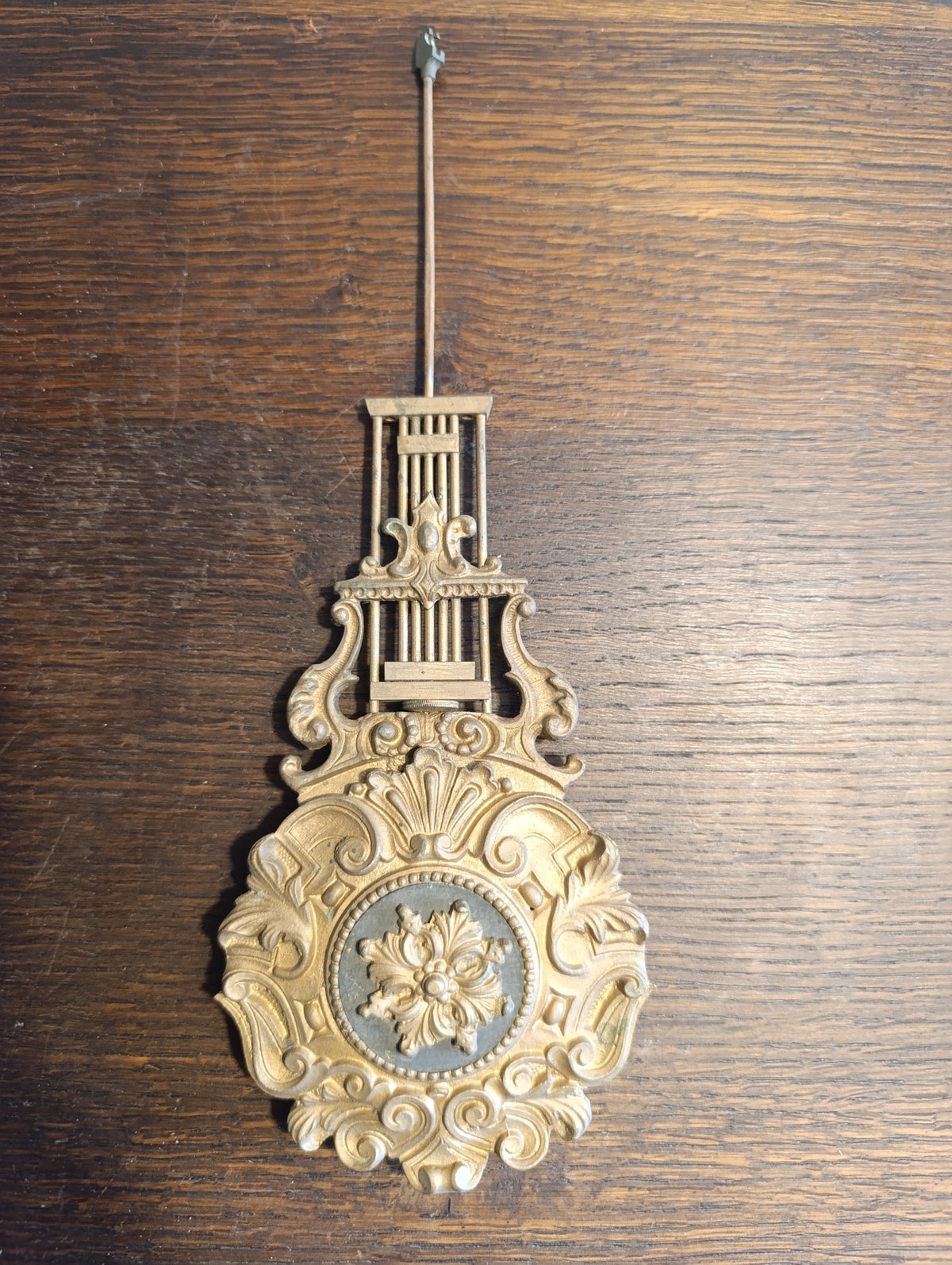 Balancier ancien de pendule à décor de lyre et volutes dorées