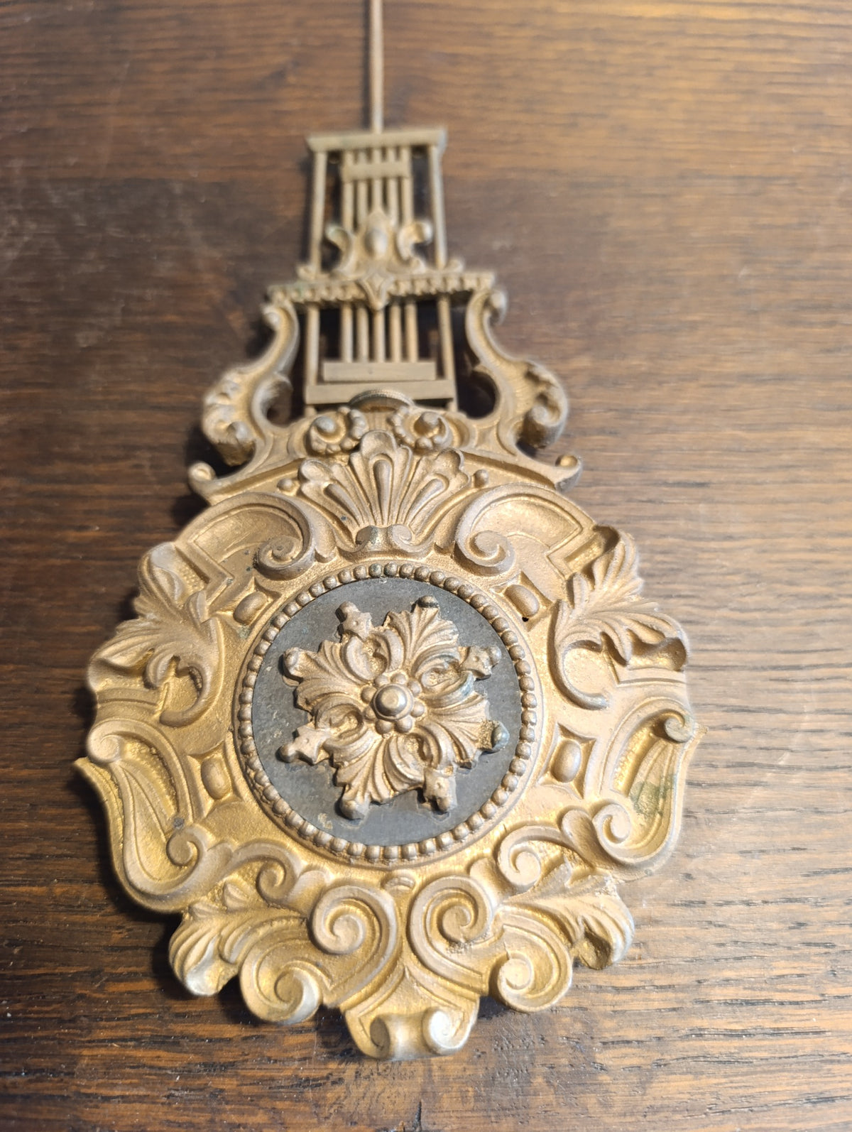 Balancier ancien de pendule à décor de lyre et volutes dorées
