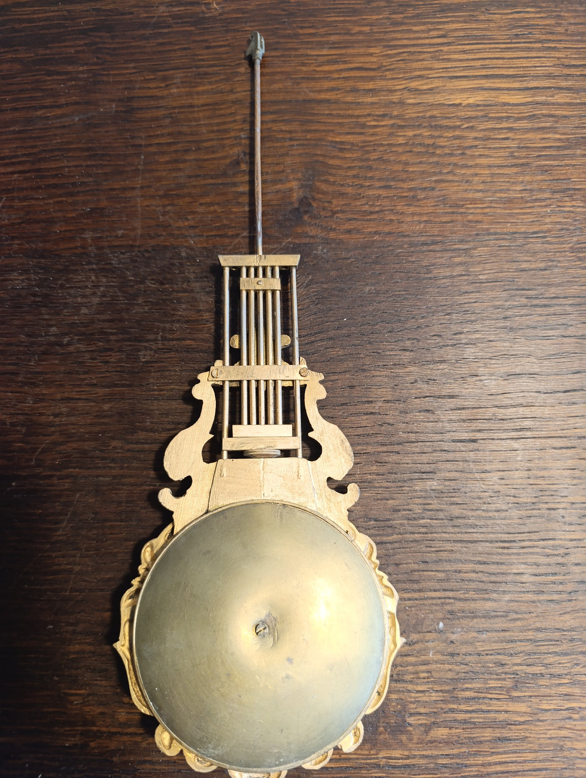 Balancier ancien de pendule à décor de lyre et volutes dorées