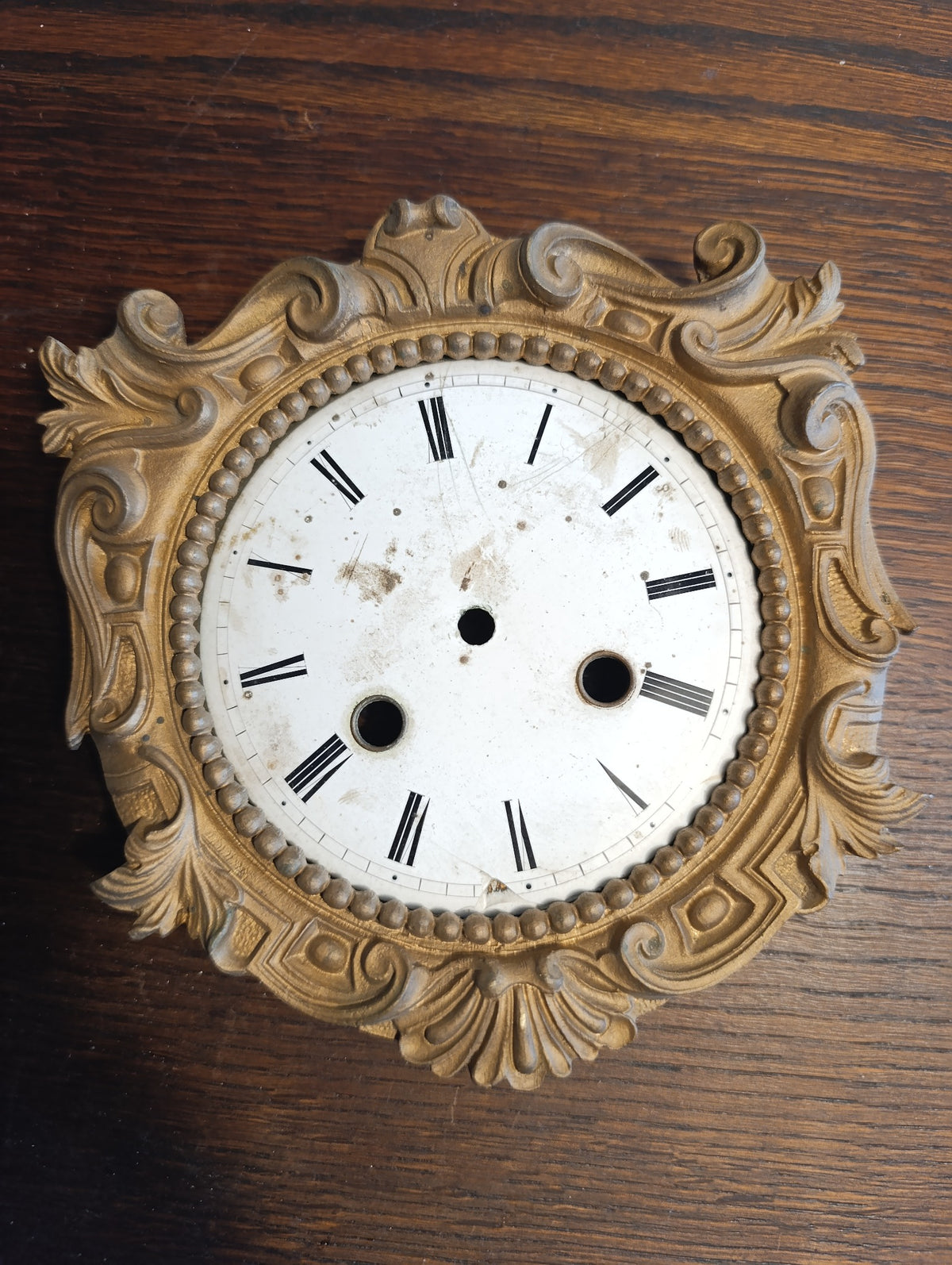 Cadran ancien de pendule à chiffres romains et entourage doré