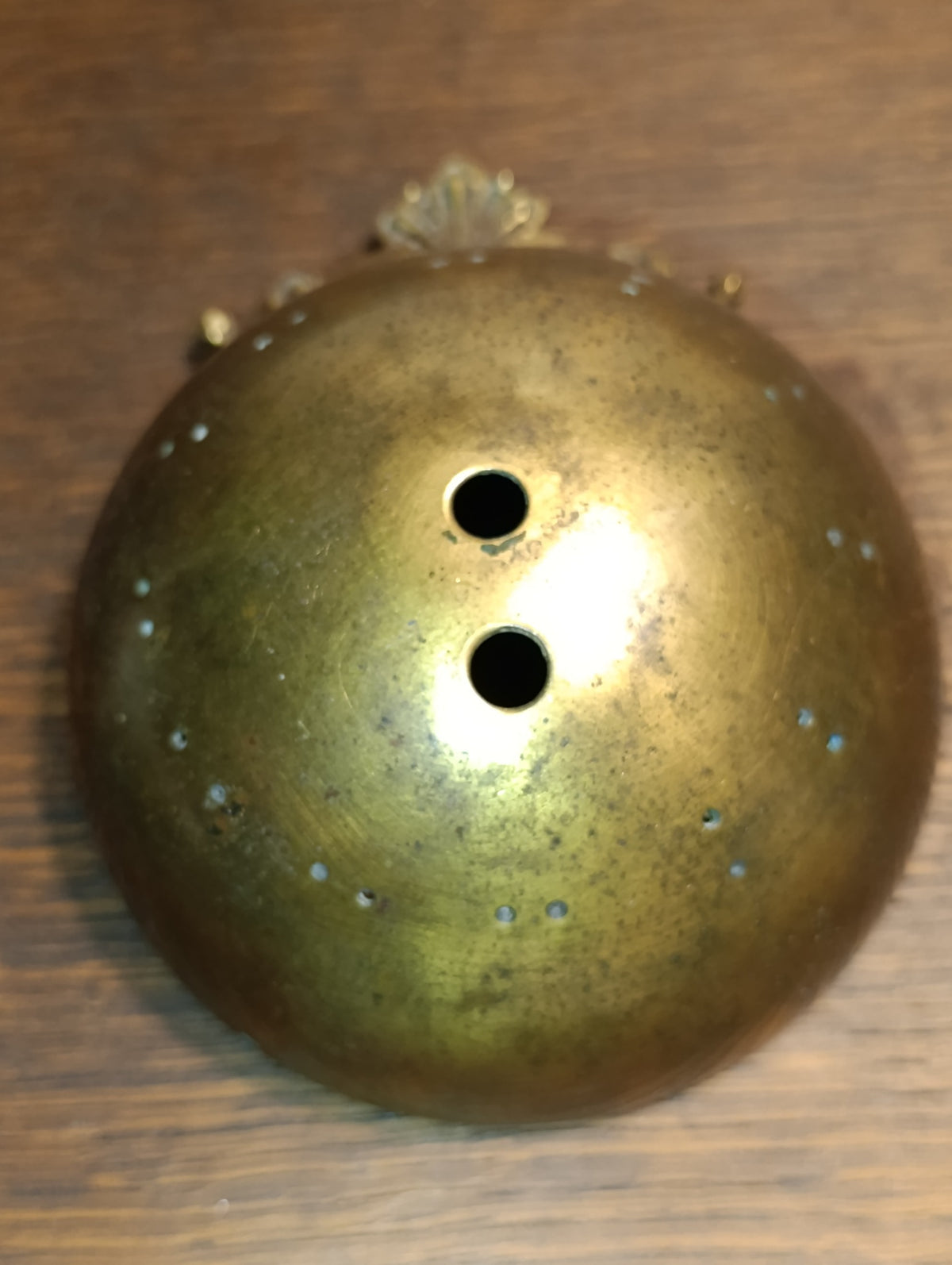 Support de cadran ancien bombé, fronton à volutes – pièce à restaurer