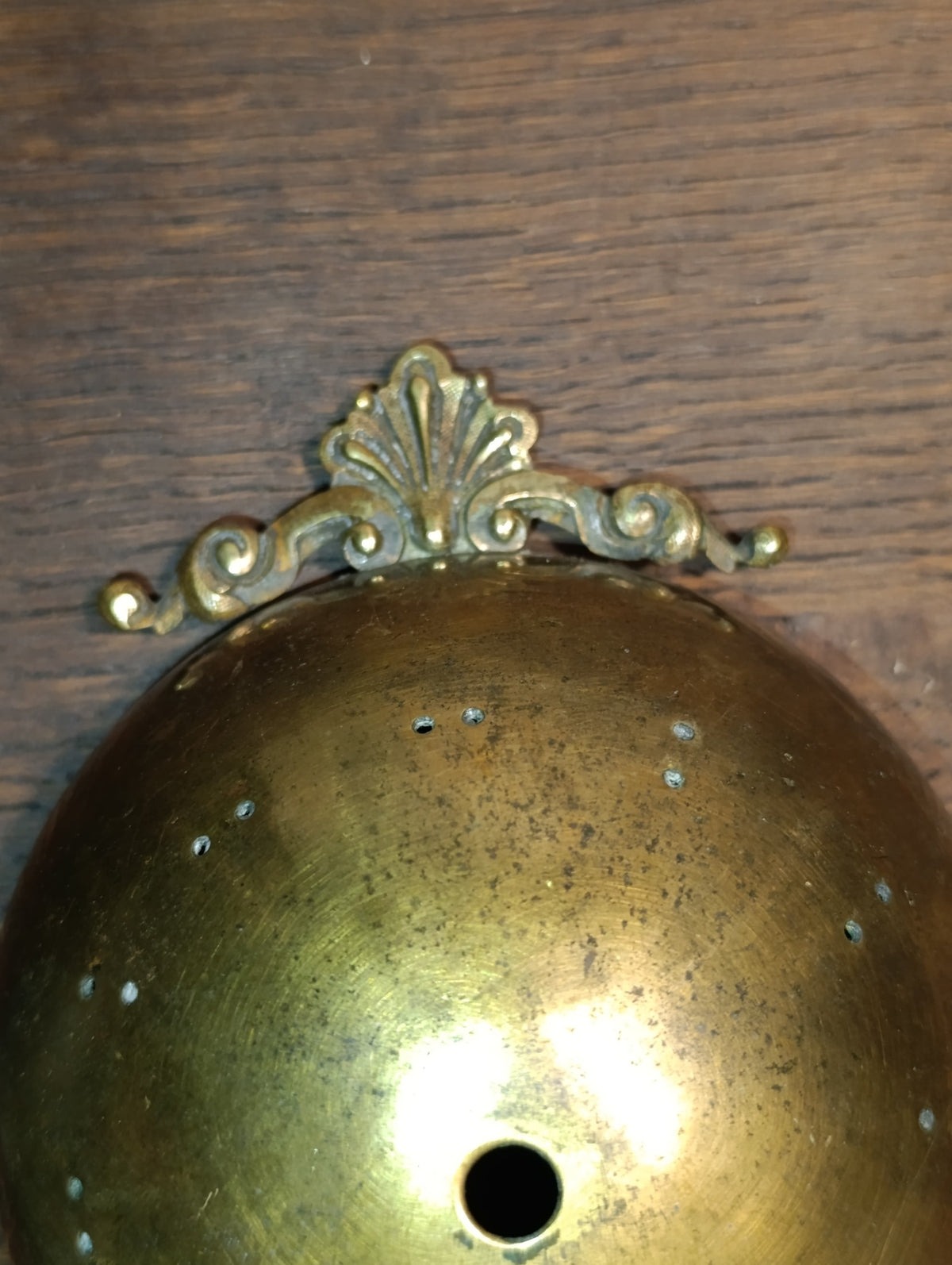 Support de cadran ancien bombé, fronton à volutes – pièce à restaurer