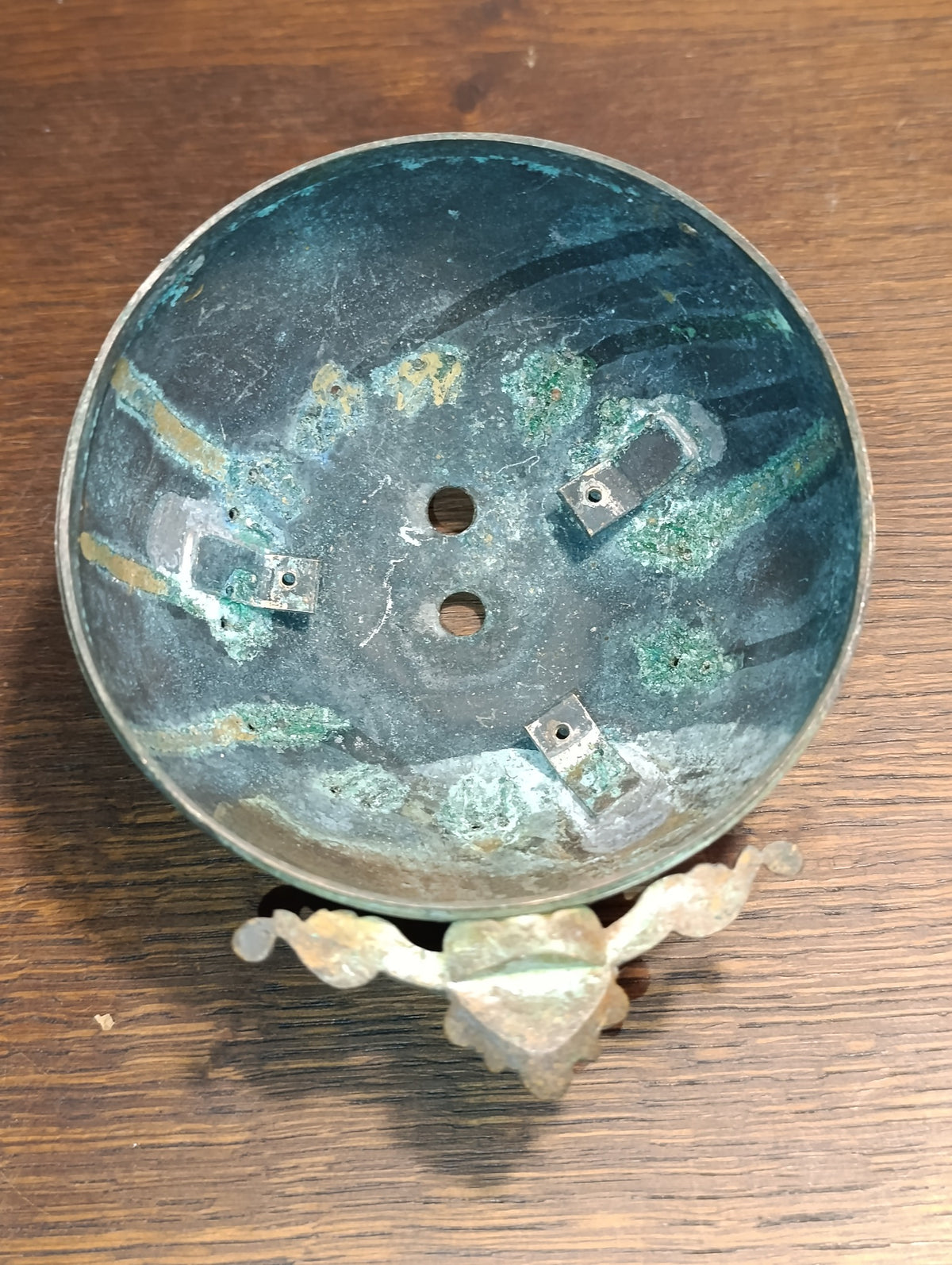 Support de cadran ancien bombé, fronton à volutes – pièce à restaurer
