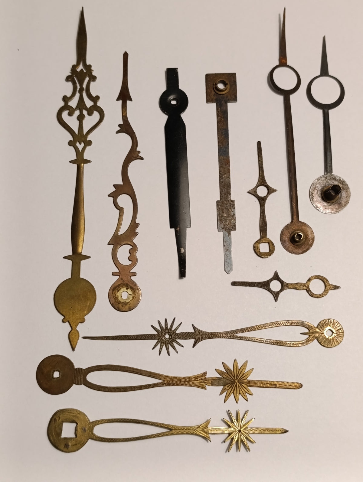Lot d’aiguilles anciennes de pendules – modèles ajourés et soleil