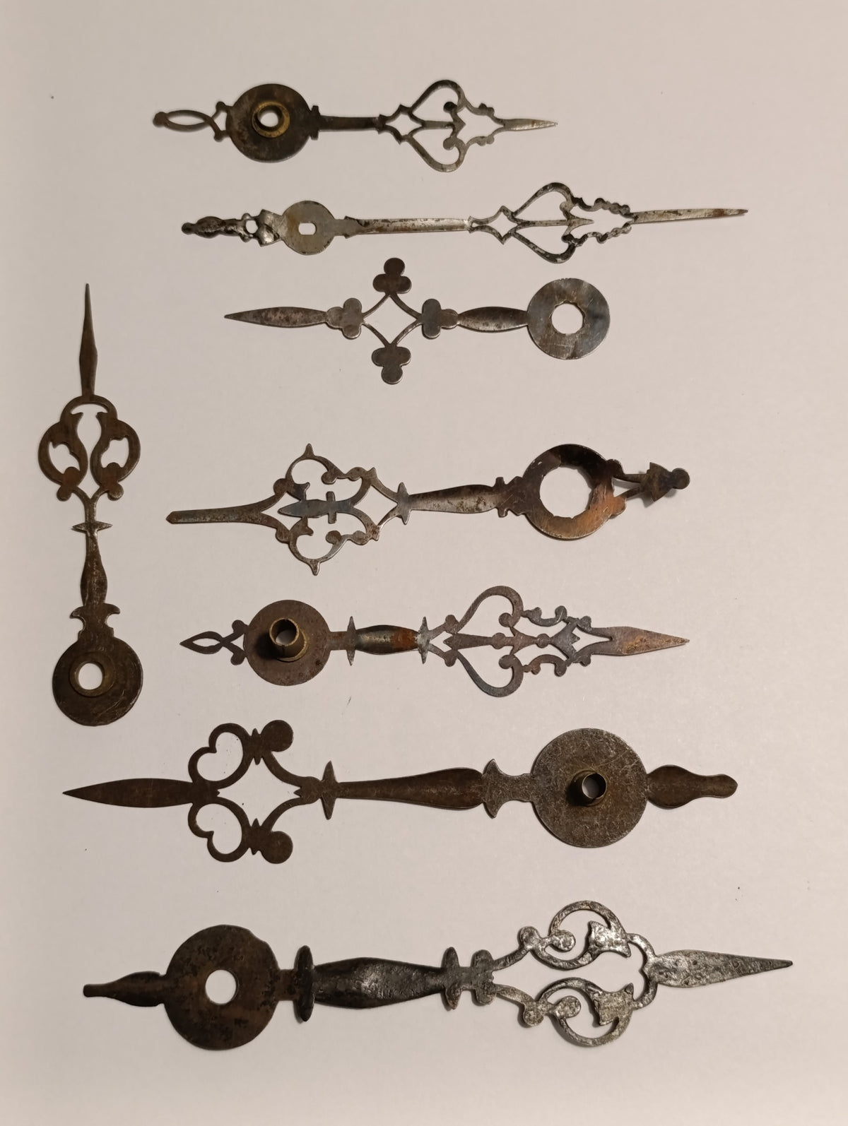 Lot d’aiguilles anciennes ajourées pour pendules – métal patiné