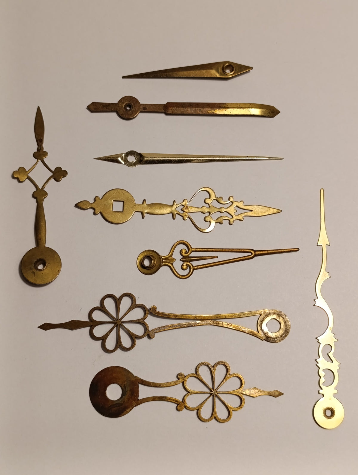 Lot d’aiguilles de pendules dorées – décors floraux et lyre