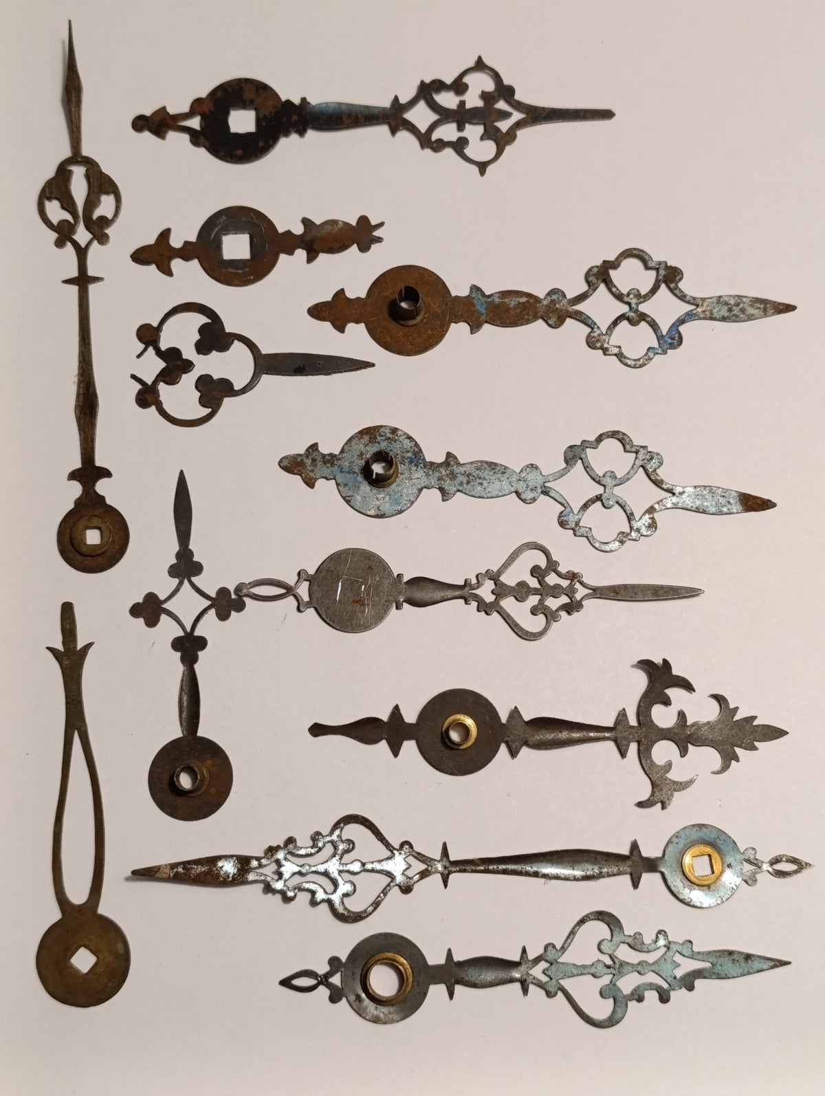 Lot d’aiguilles anciennes de pendules à restaurer – pièces et fragments