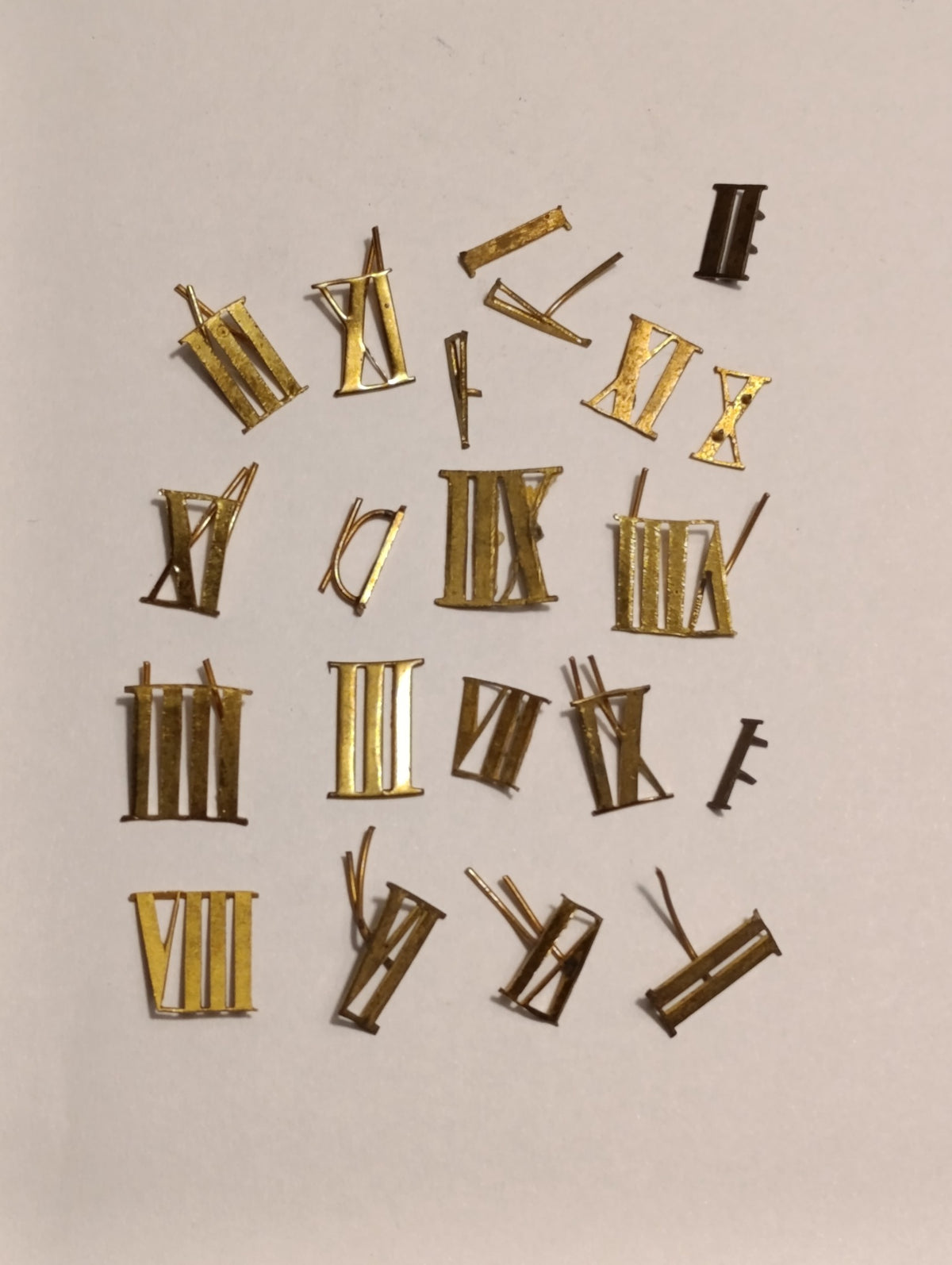 Lot de chiffres romains rapportés pour cadrans de pendules