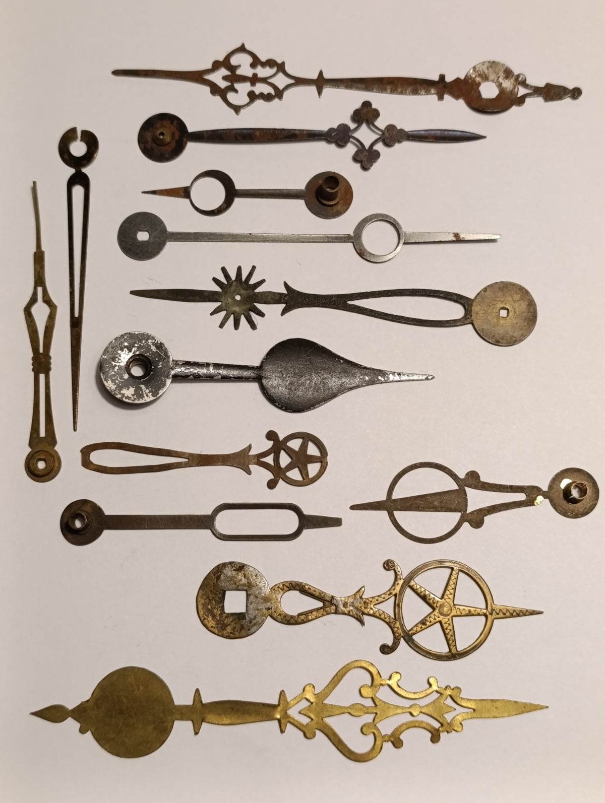 Lot d’aiguilles anciennes d’horloges – soleil, ajourées et à œil