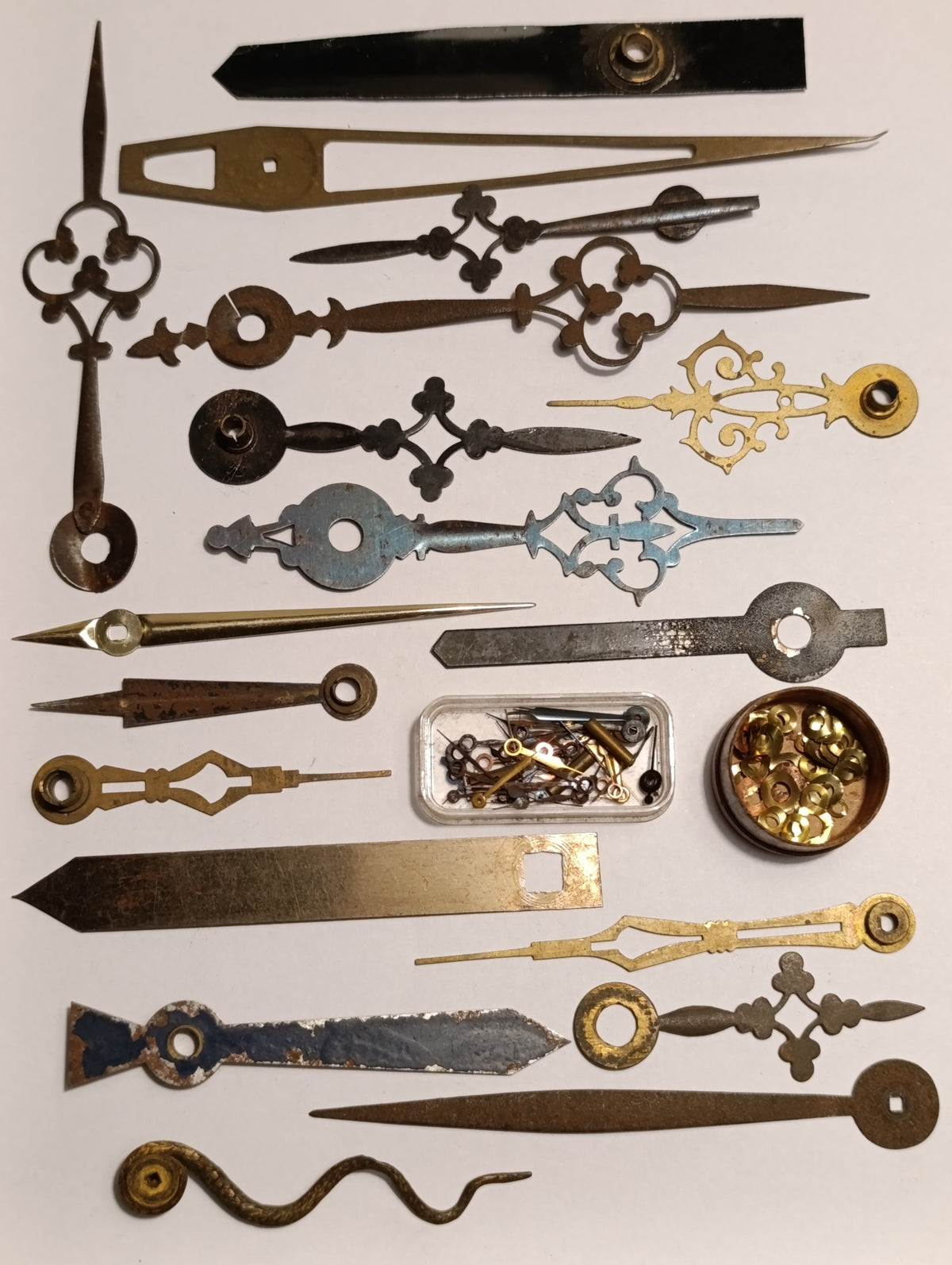 Grand lot d’aiguilles d’horlogerie avec petites aiguilles et bagues