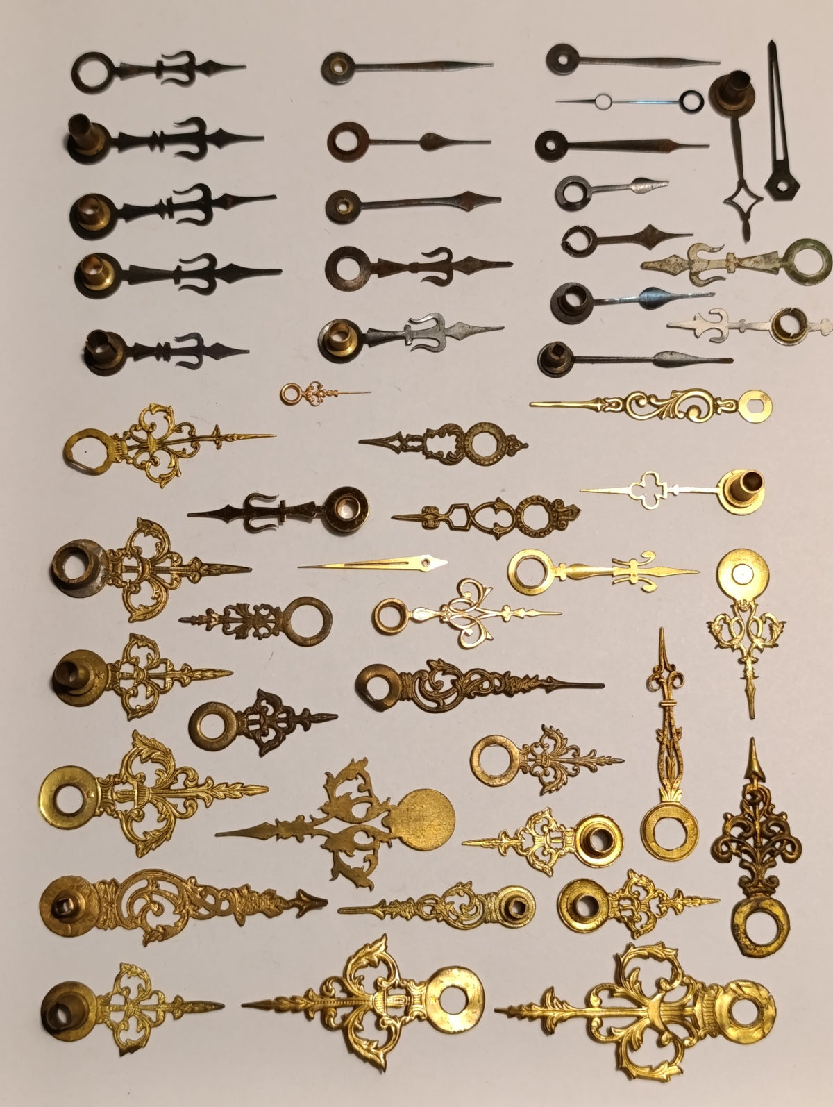 Grand lot de petites aiguilles ouvragées de pendules – décors ajourés