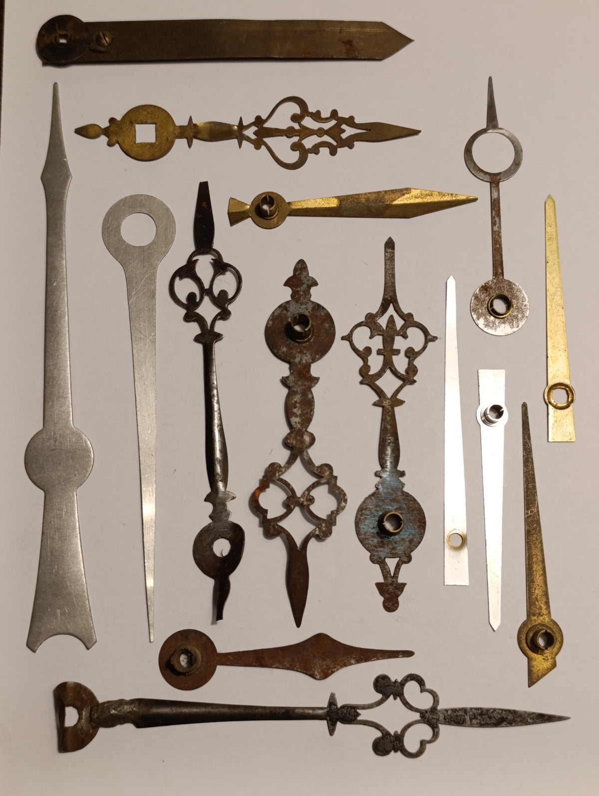 Lot de grandes aiguilles de pendules – modèles ajourés et droits à restaurer
