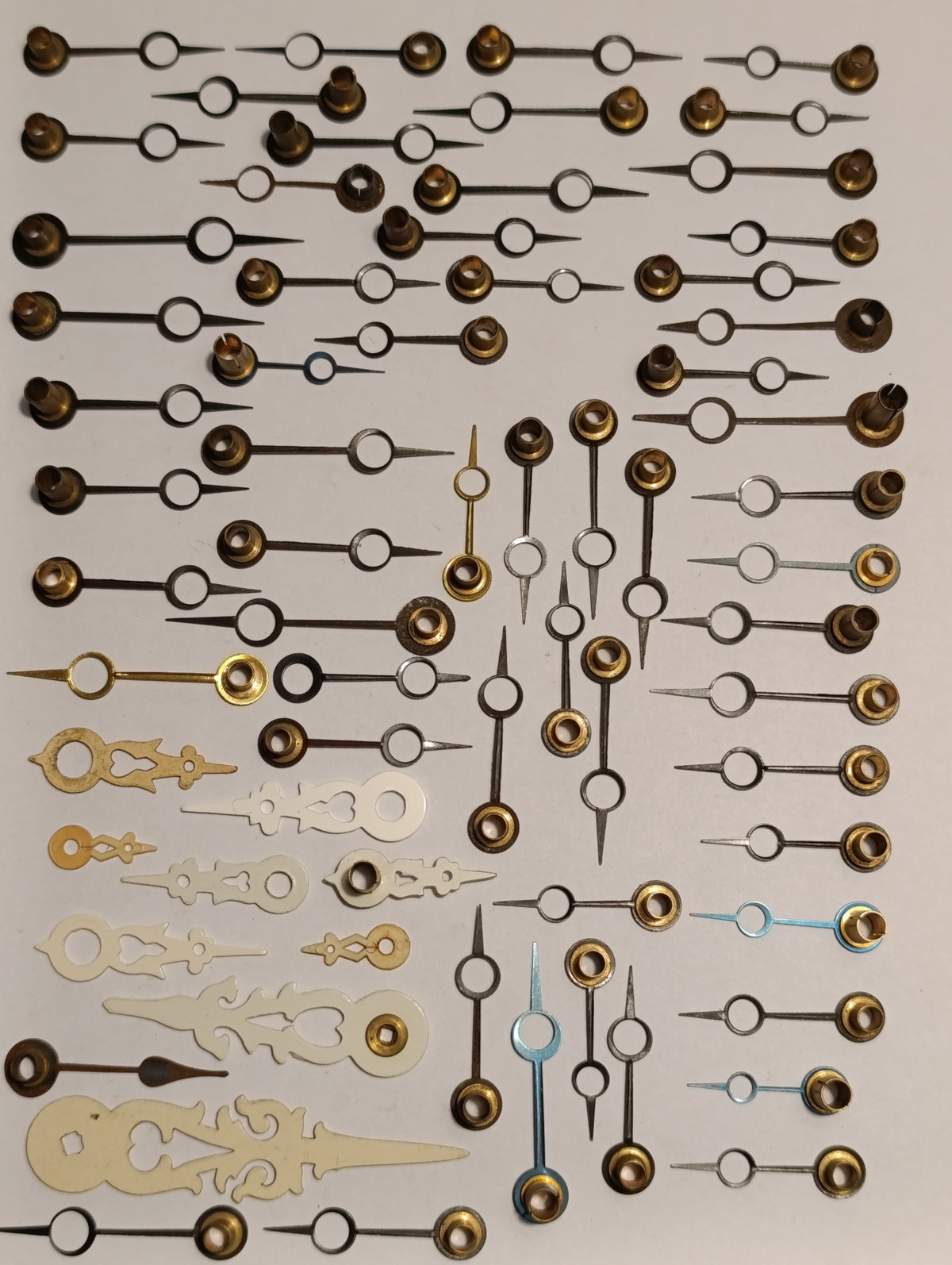 Grand lot d’aiguilles de pendules à œil rond style Breguet et modèles ajourés