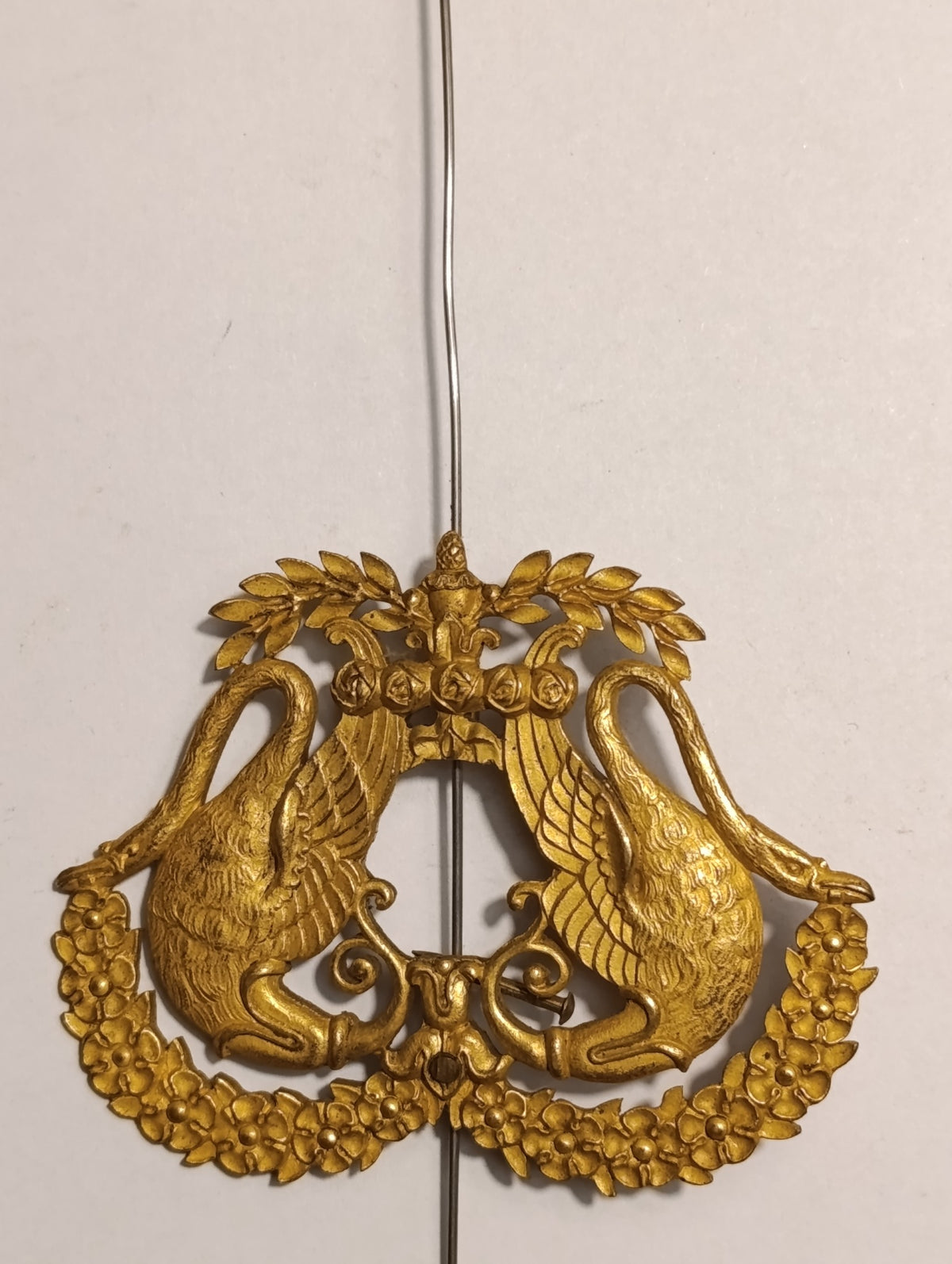 Balancier de pendule à décor de deux cygnes et guirlande fleurie