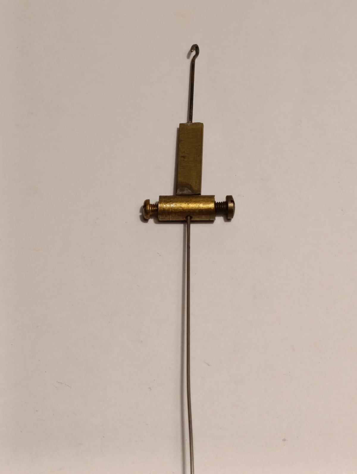 Balancier de pendule à décor de deux cygnes et guirlande fleurie