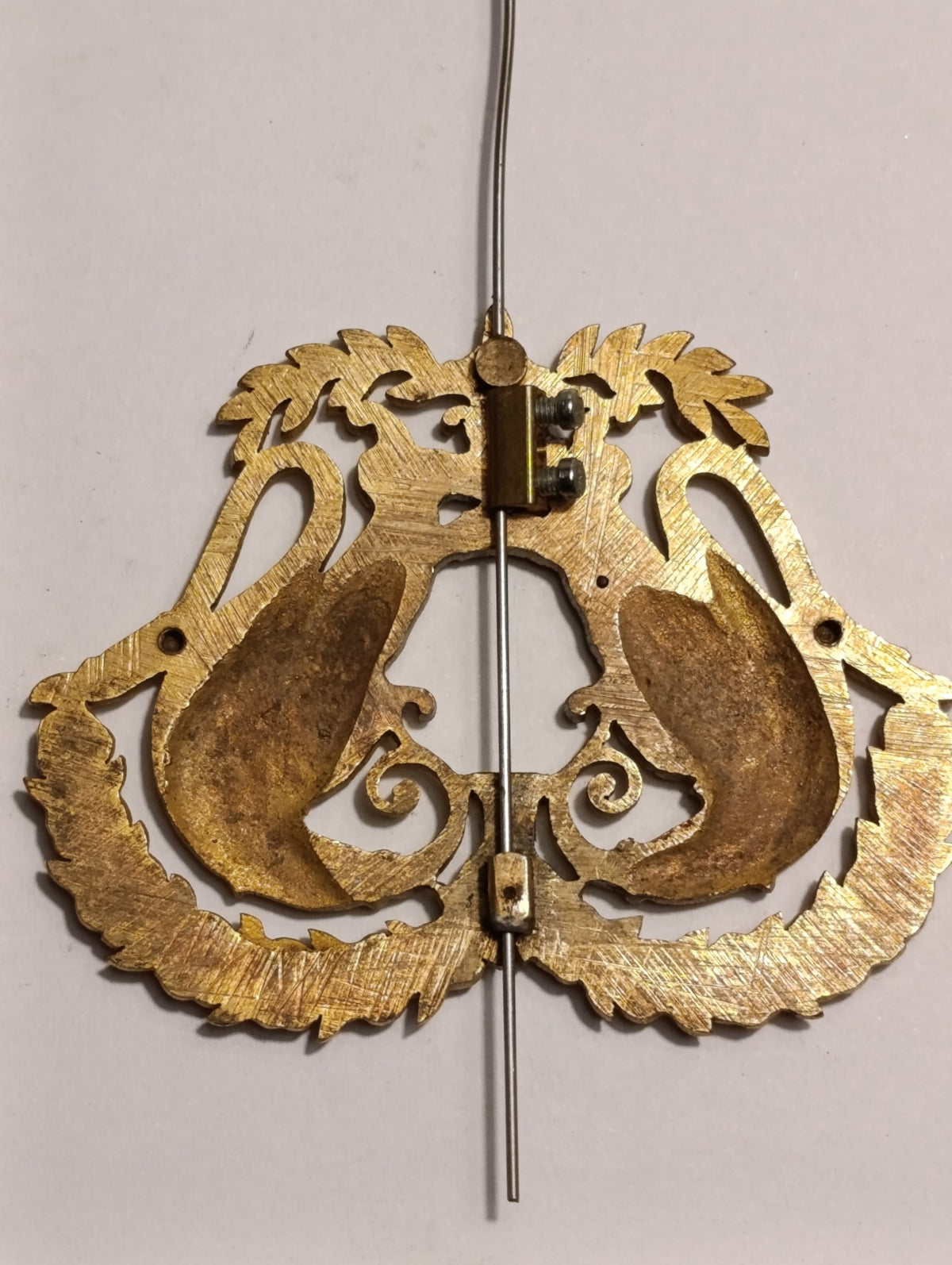 Balancier de pendule à décor de deux cygnes et guirlande fleurie