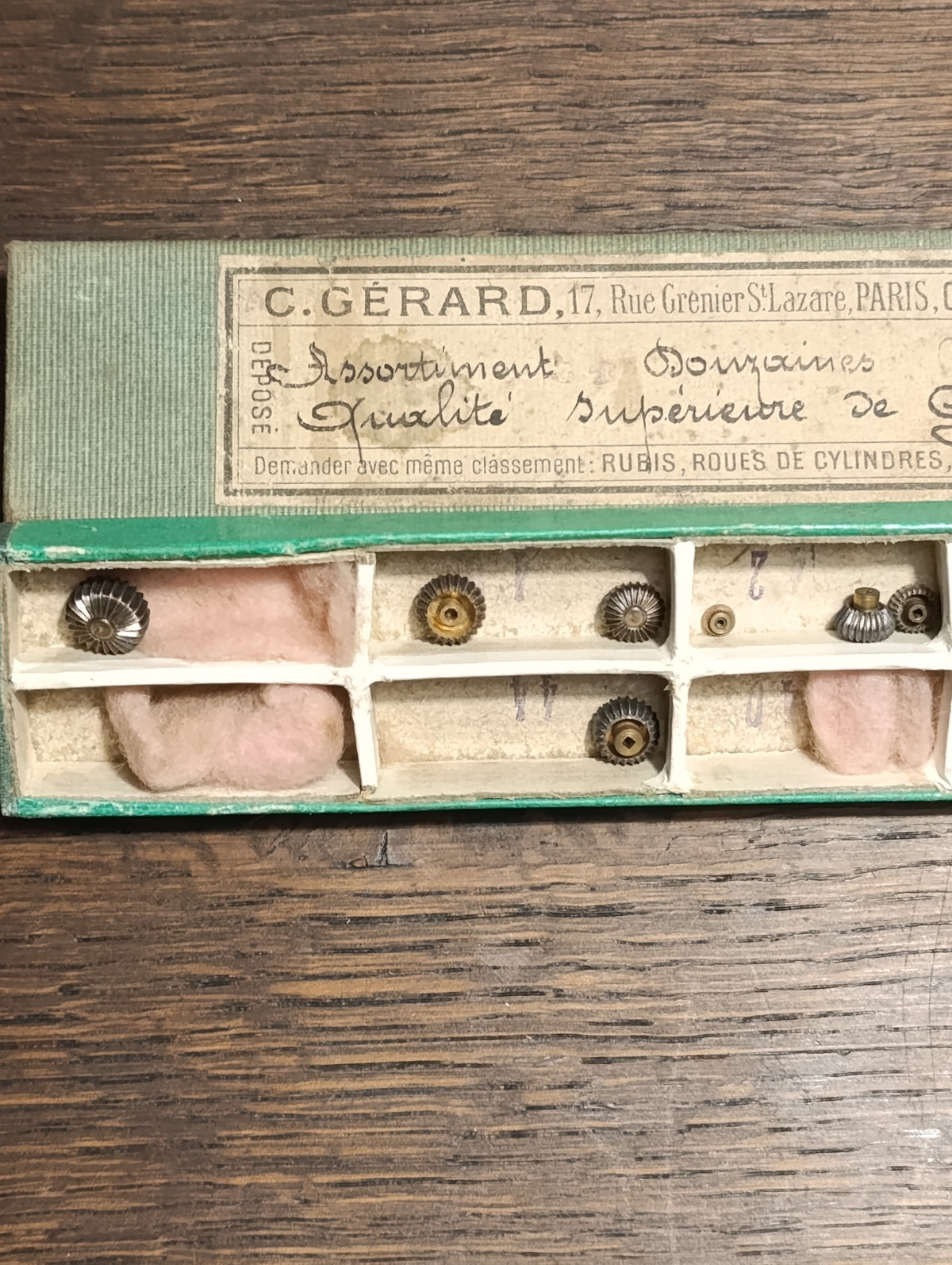 Couronnes de remontoir dans une boîte ancienne C. Gérard