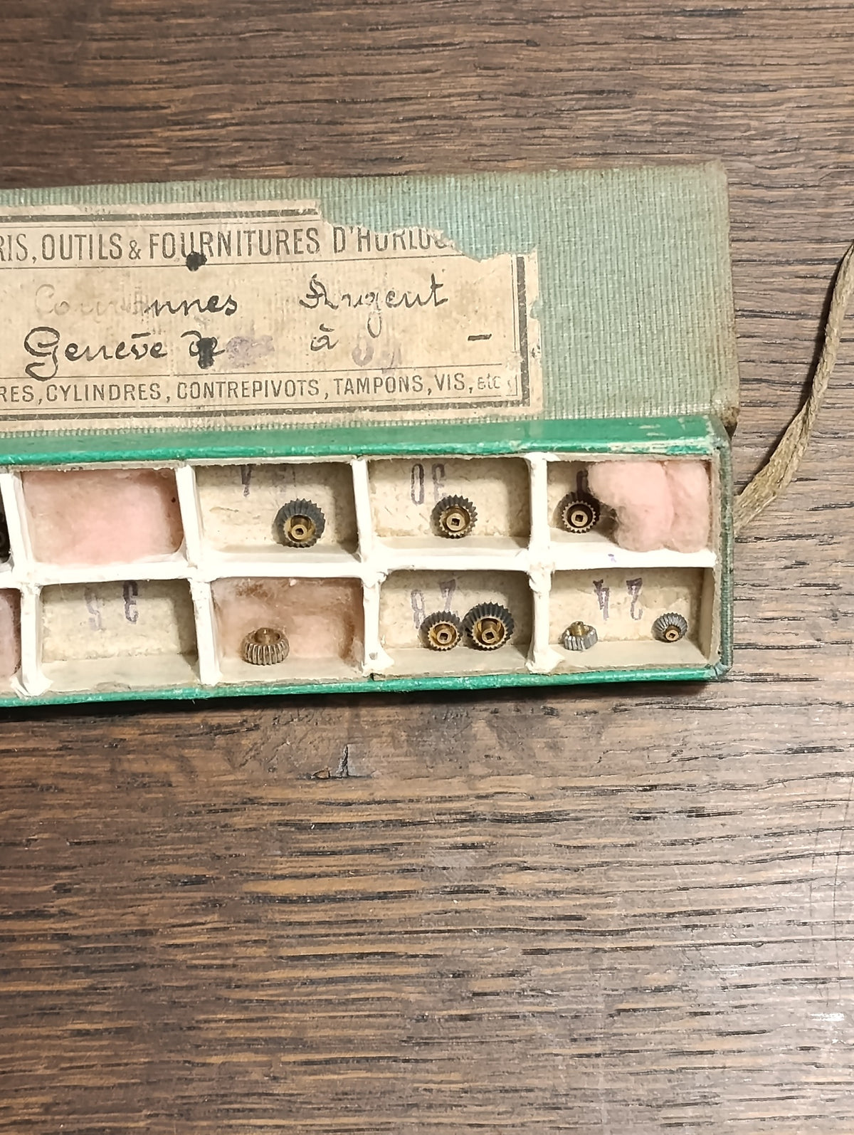 Couronnes de remontoir dans une boîte ancienne C. Gérard