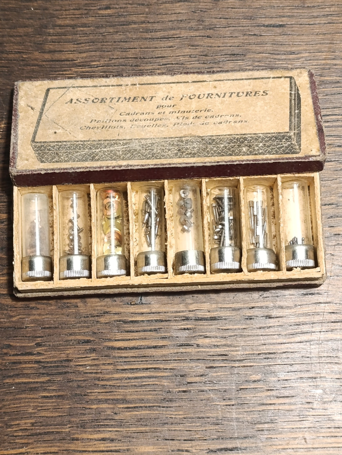 Boîte ancienne de fournitures pour cadrans et minuterie – 8 tubes garnis