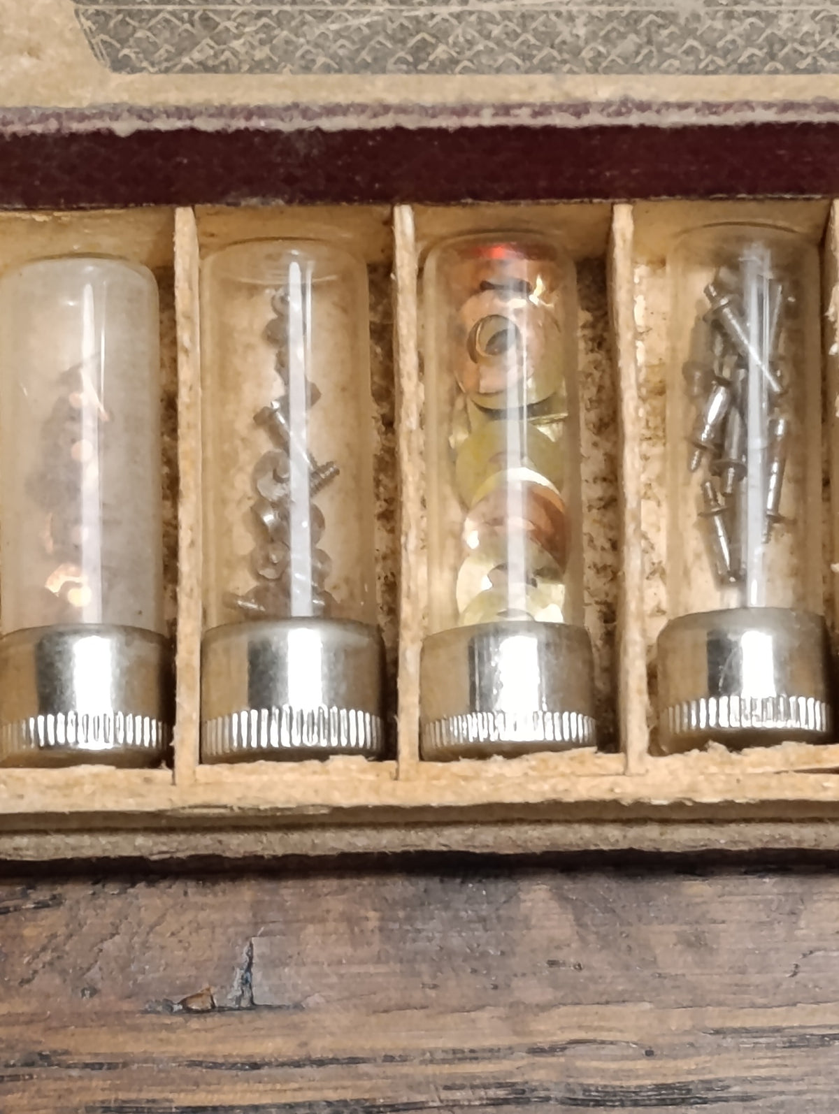 Boîte ancienne de fournitures pour cadrans et minuterie – 8 tubes garnis