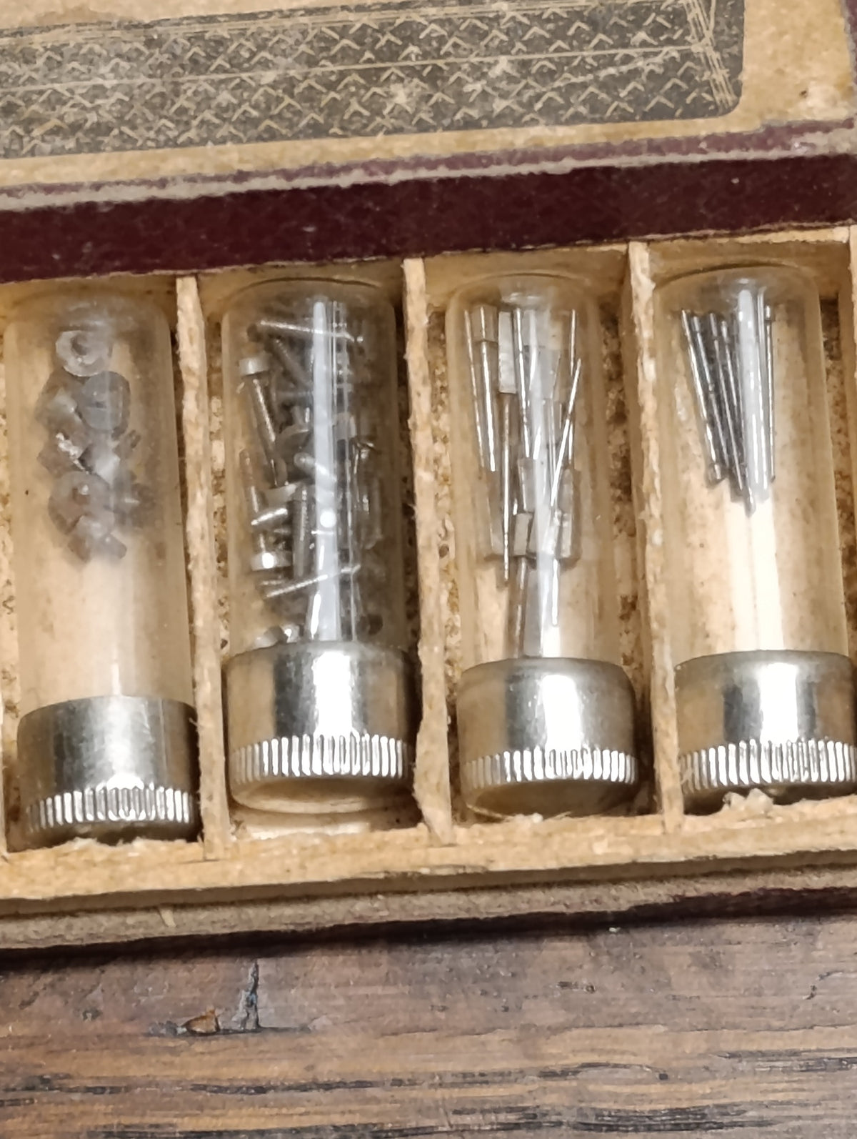 Boîte ancienne de fournitures pour cadrans et minuterie – 8 tubes garnis