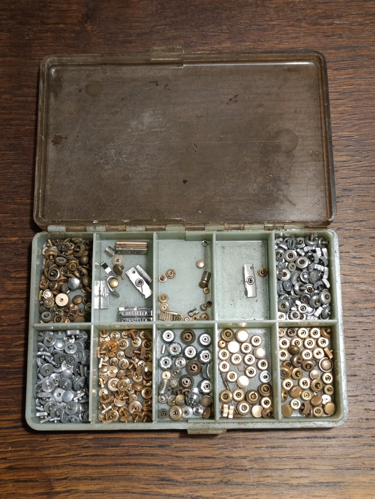 Grand lot de couronnes de montres assorties – boîte à 10 compartiments