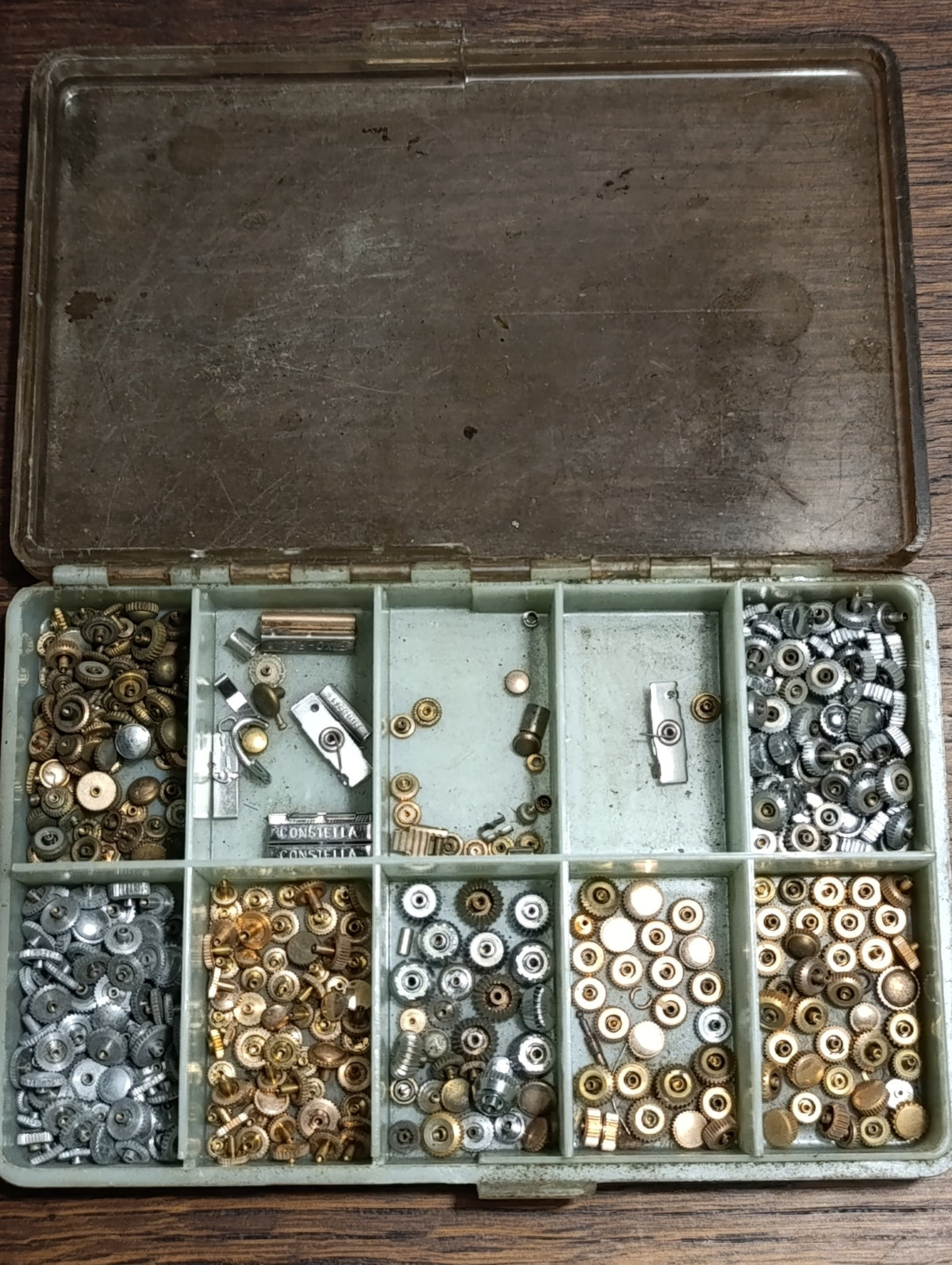 Grand lot de couronnes de montres assorties – boîte à 10 compartiments