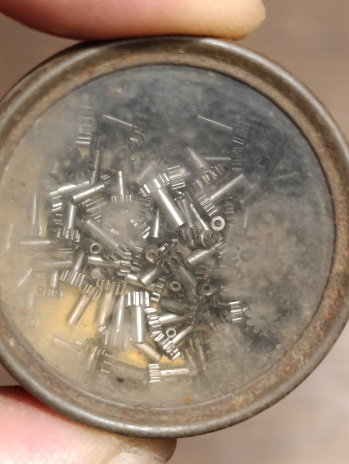 Lot de pignons tubulaires d’horlogerie anciens – boîte ronde