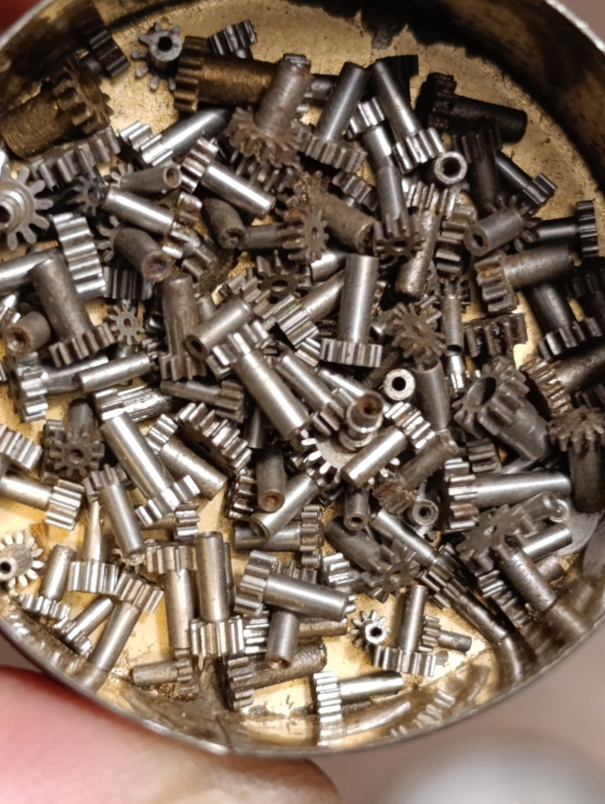 Lot de pignons tubulaires d’horlogerie anciens – boîte ronde